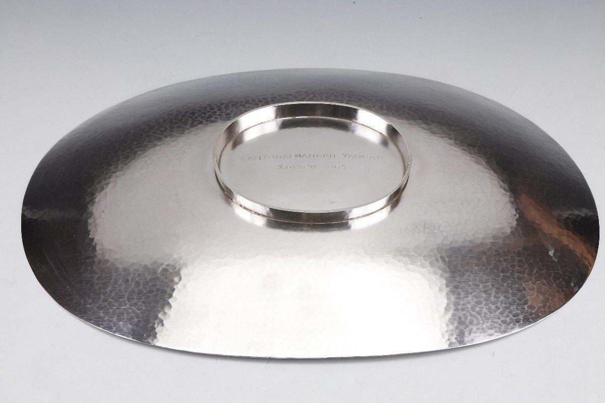 Oval fruit bowl in hammered solid silver mounted on a 1 cm oval base.
Dimensions: length 34 cm - width 25.5 cm - height 5 cm
Material: Silver
Weight: 812 grams
Hallmark: SWAN (guarantee of legal title)
Period: XXth around 1960
Origin: Switzerland