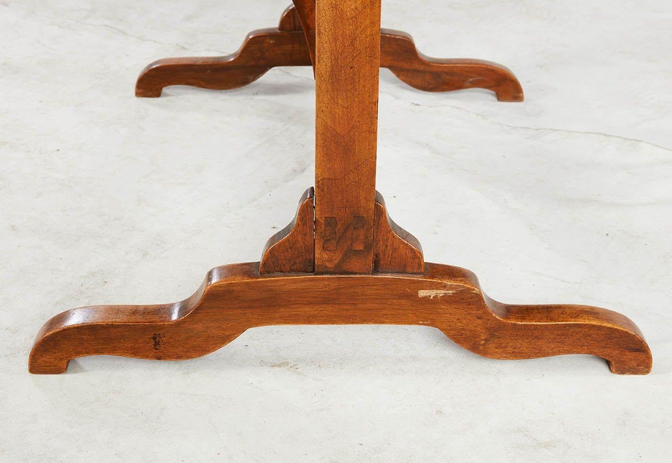 Table ovale en bois de fruitier pour vignobles en vente 4