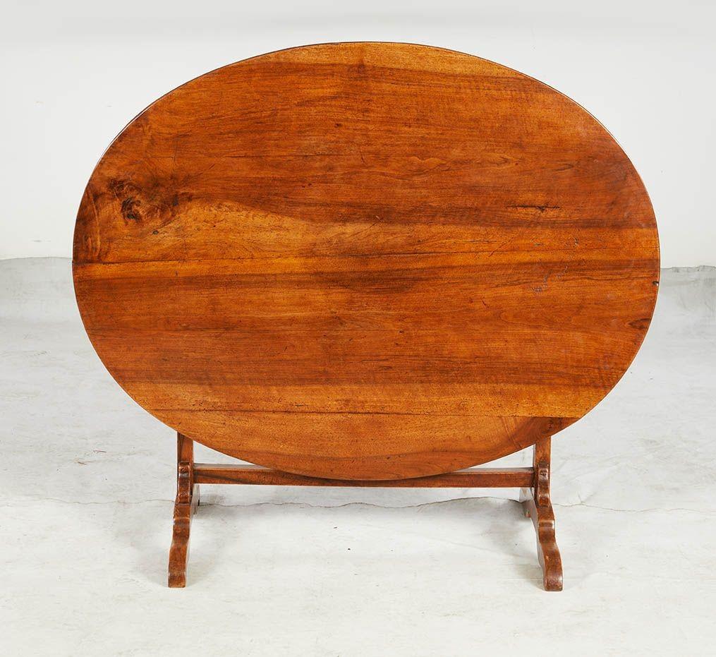 Français Table ovale en bois de fruitier pour vignobles en vente