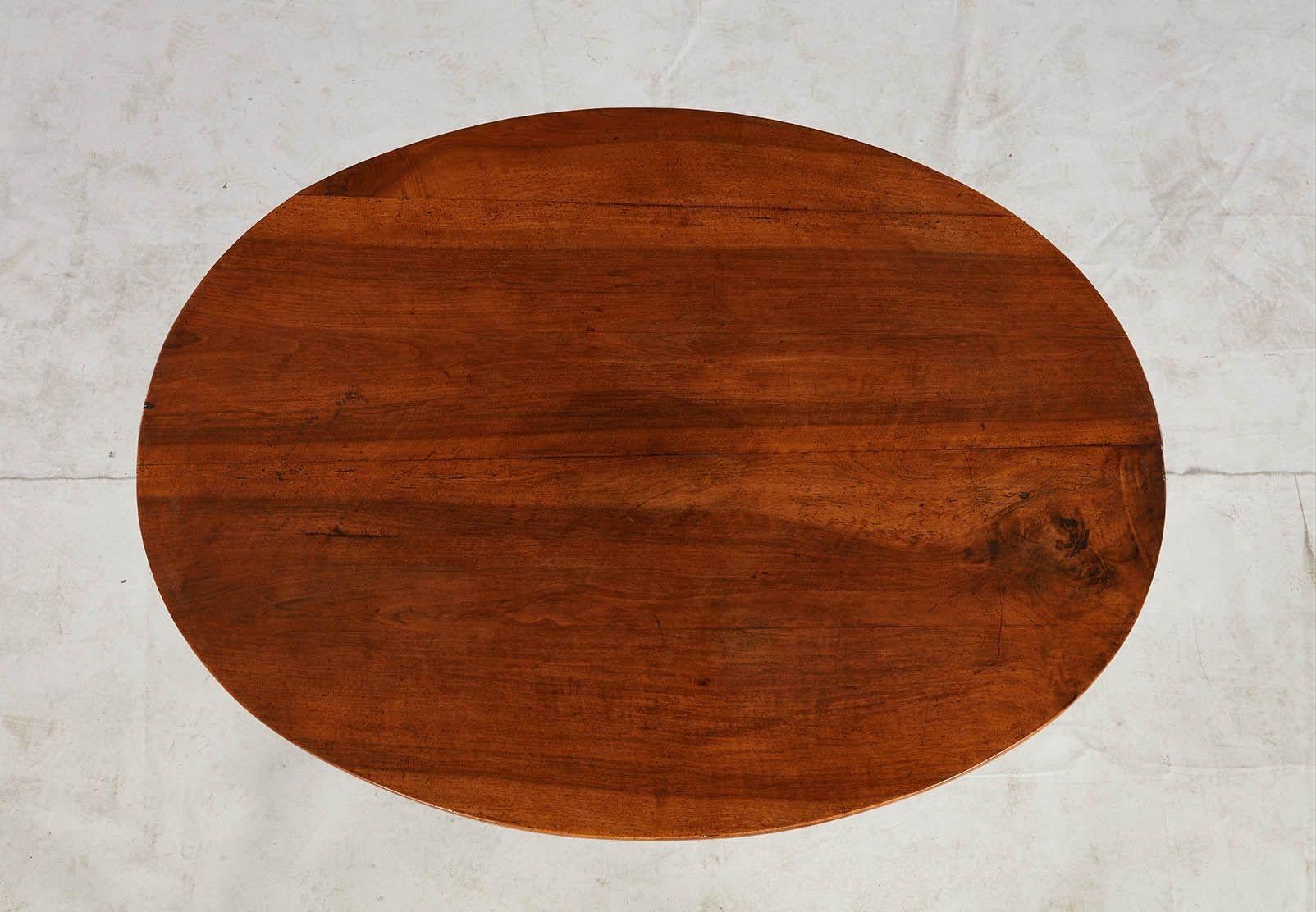 Table ovale en bois de fruitier pour vignobles État moyen - En vente à Greenwich, CT