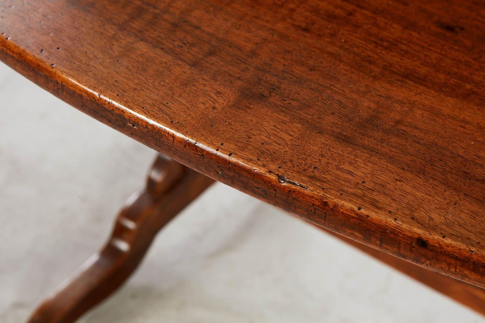 Table ovale en bois de fruitier pour vignobles en vente 2