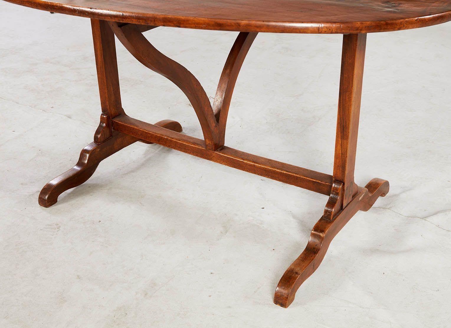 Table ovale en bois de fruitier pour vignobles en vente 3