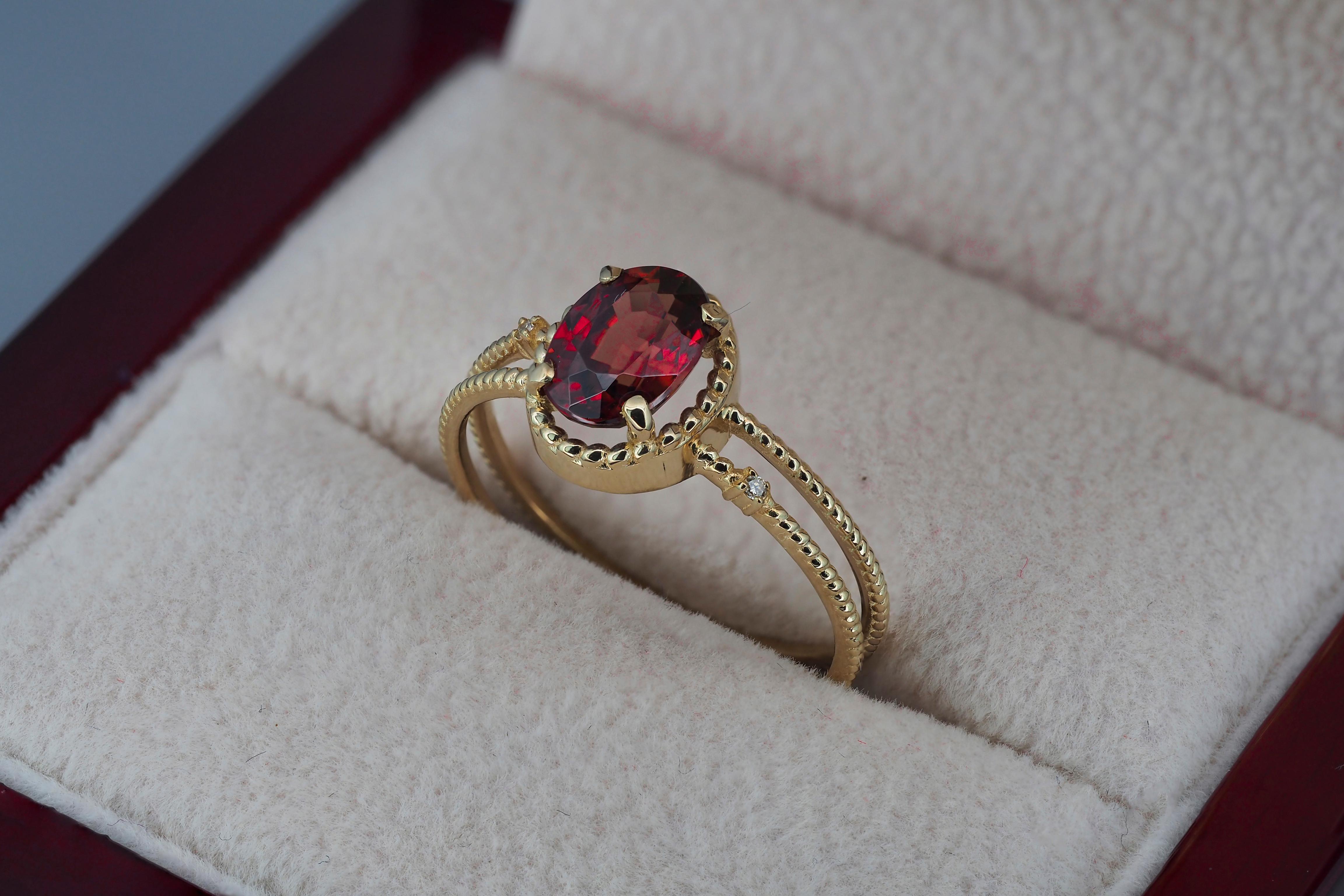 Women's  Oval Garnet Ring in 14k gold For Sale
