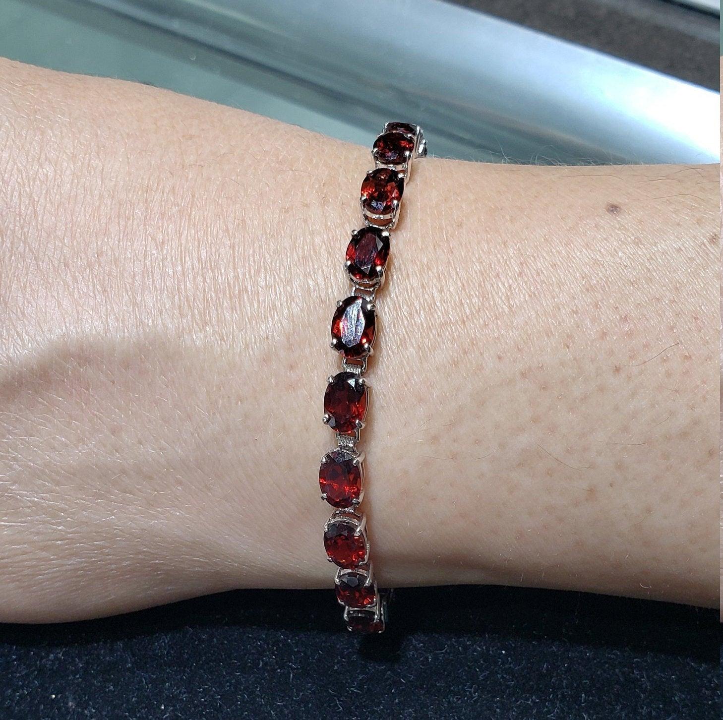 ♥ Descripción de la pulsera de tenis ♥

Piedra principal: Granate
Aprox. Peso total en quilates: 21,00 ctw
Tipo de Metal: Oro amarillo de 14k u Oro blanco de 14k 
Peso del metal: 6 - 10 gramos 
Dimensiones de la Piedra: 5 mm x 7mm
Número de piedras:
