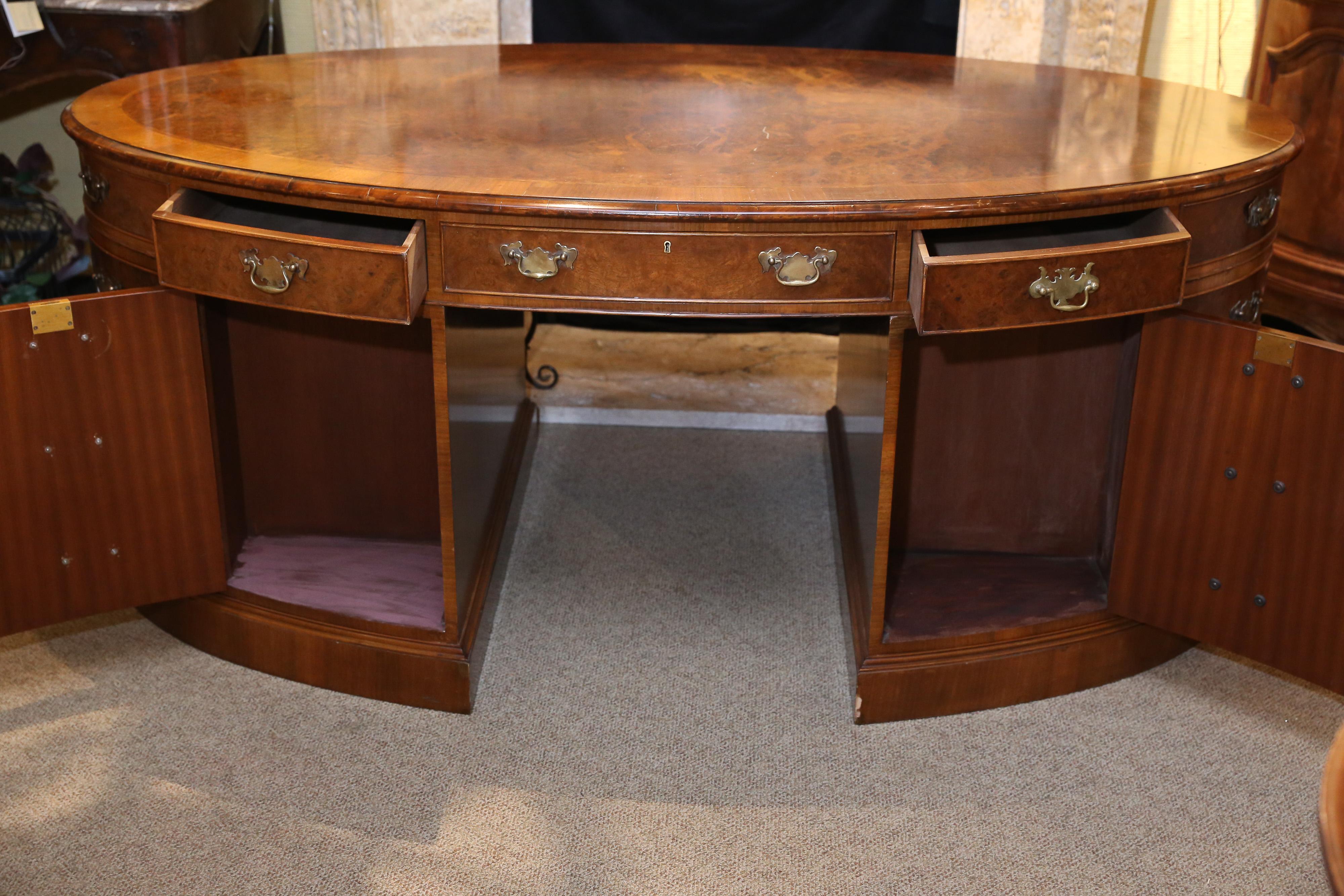 Ovaler Schreibtisch für Partner im georgianischen Stil; Mahagoni und Auster-Burl gebändert (Walnuss)