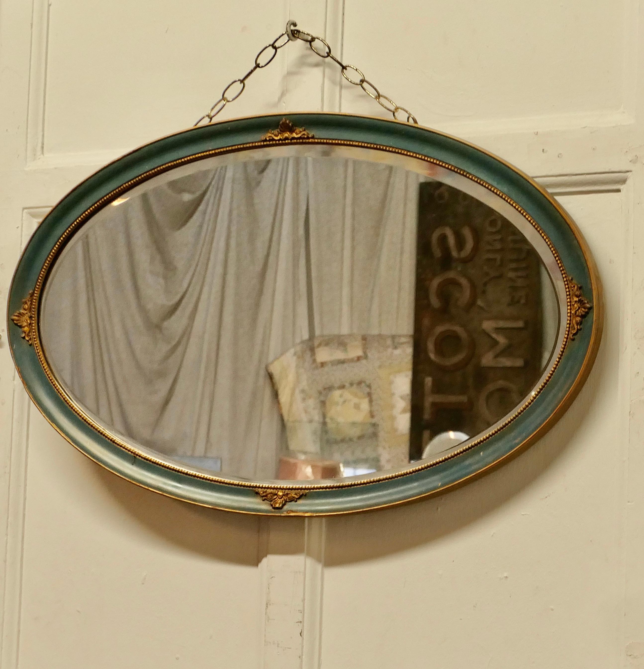 Édouardien Miroir mural ovale doré et peint  Ce miroir a un cadre ovale moulé   en vente