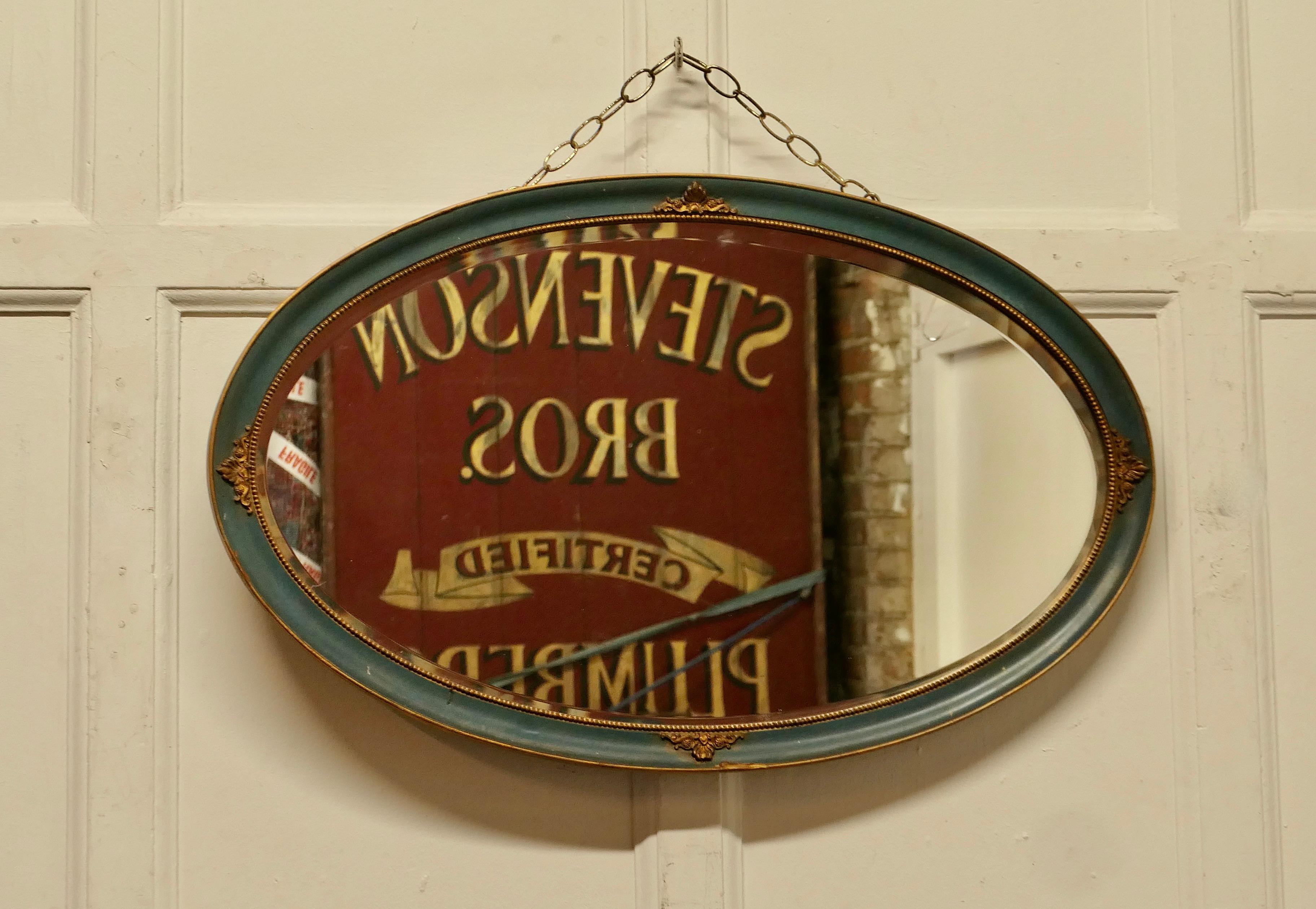 Début du 20ème siècle Miroir mural ovale doré et peint  Ce miroir a un cadre ovale moulé   en vente
