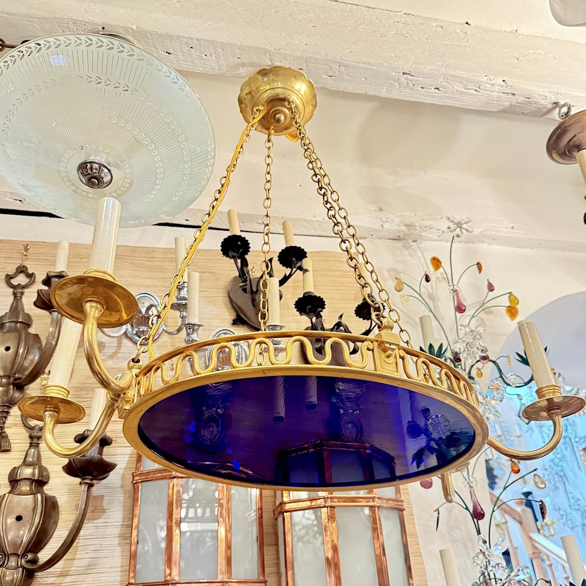 Metà XX secolo Lampadario ovale neoclassico in bronzo dorato con vetro cobalto in vendita