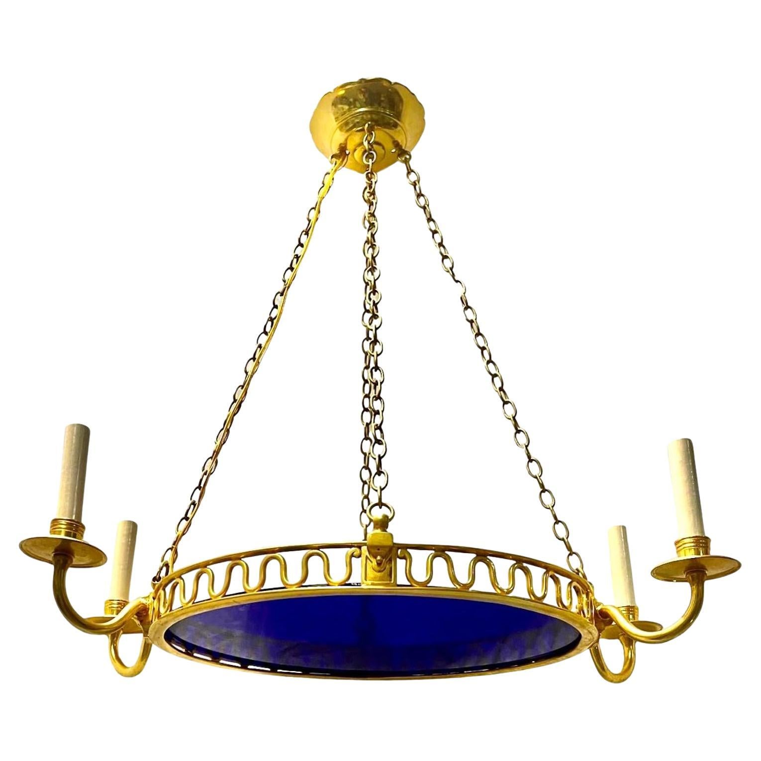 Lampadario ovale neoclassico in bronzo dorato con vetro cobalto in vendita