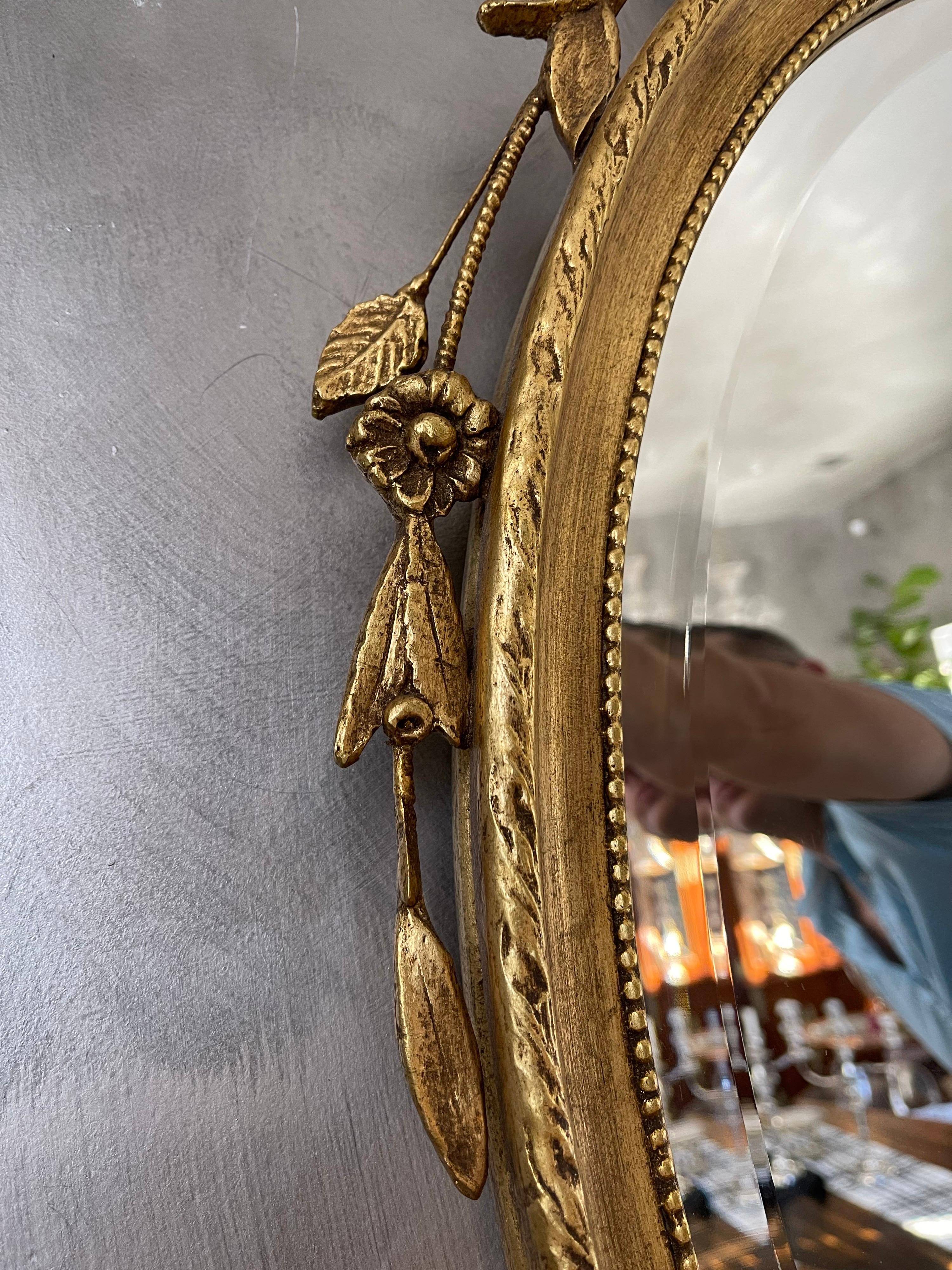 Miroir ovale en bois doré en vente 4