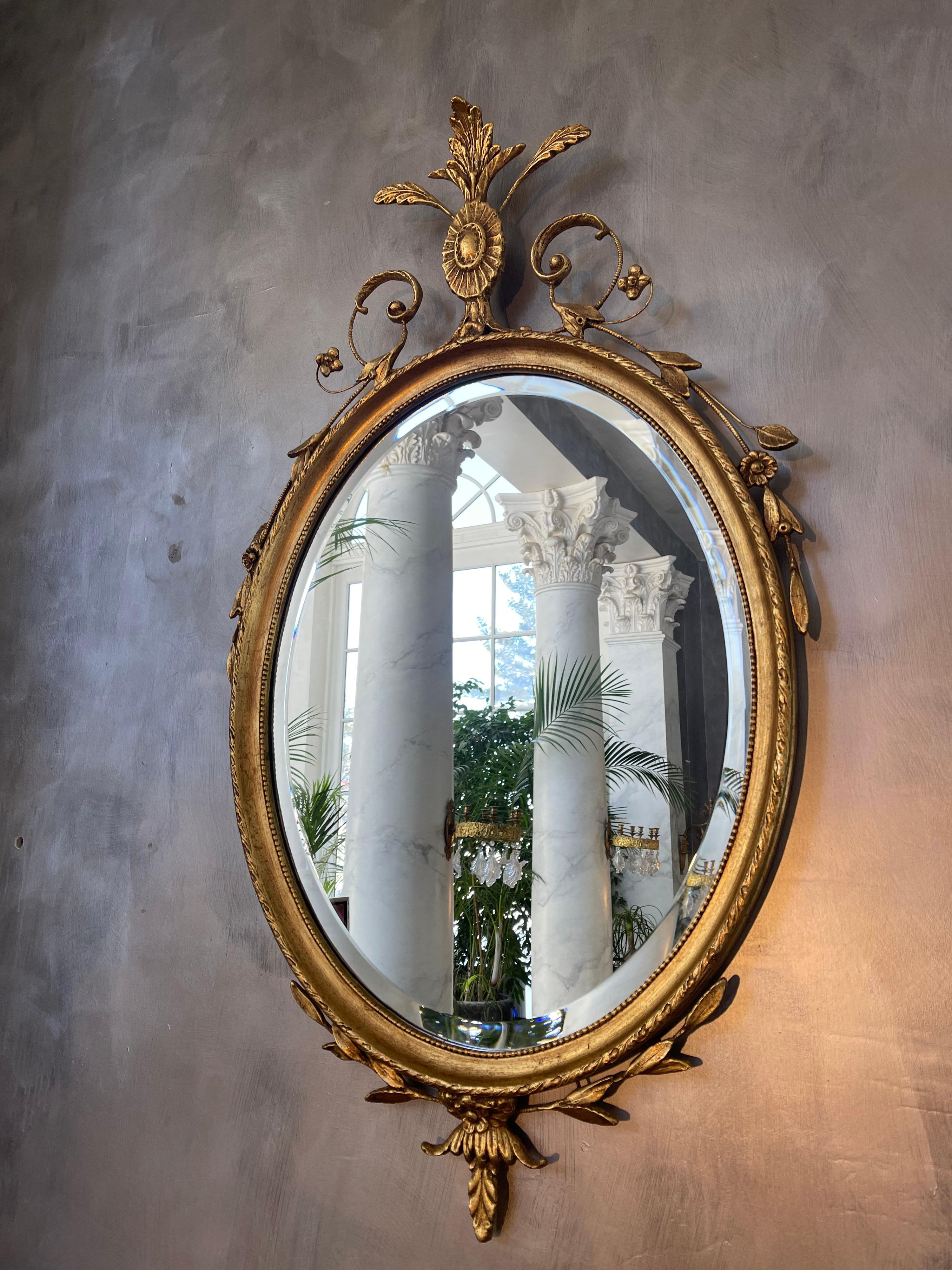 Nord-américain Miroir ovale en bois doré en vente