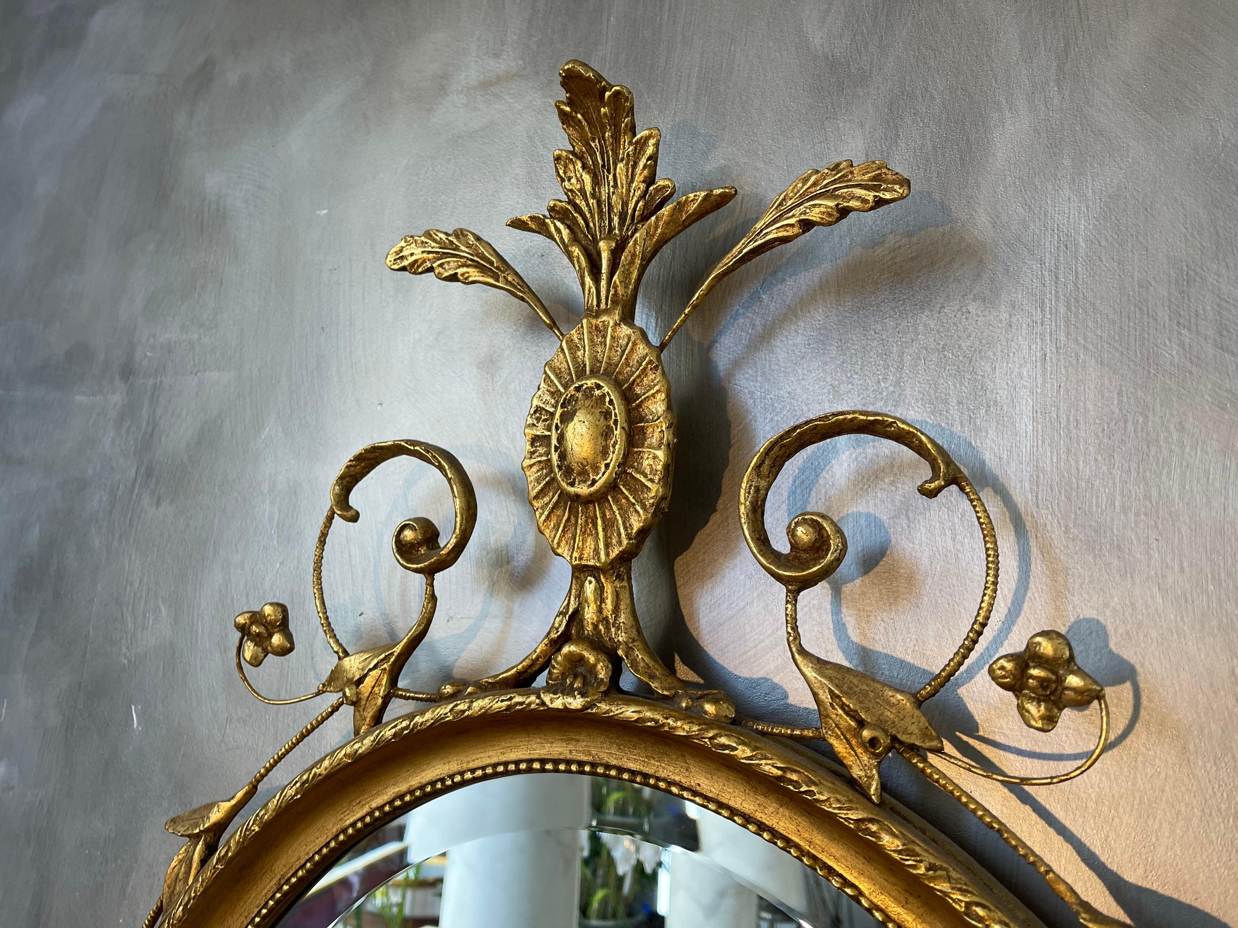 Miroir ovale en bois doré Bon état - En vente à New Haven, CT