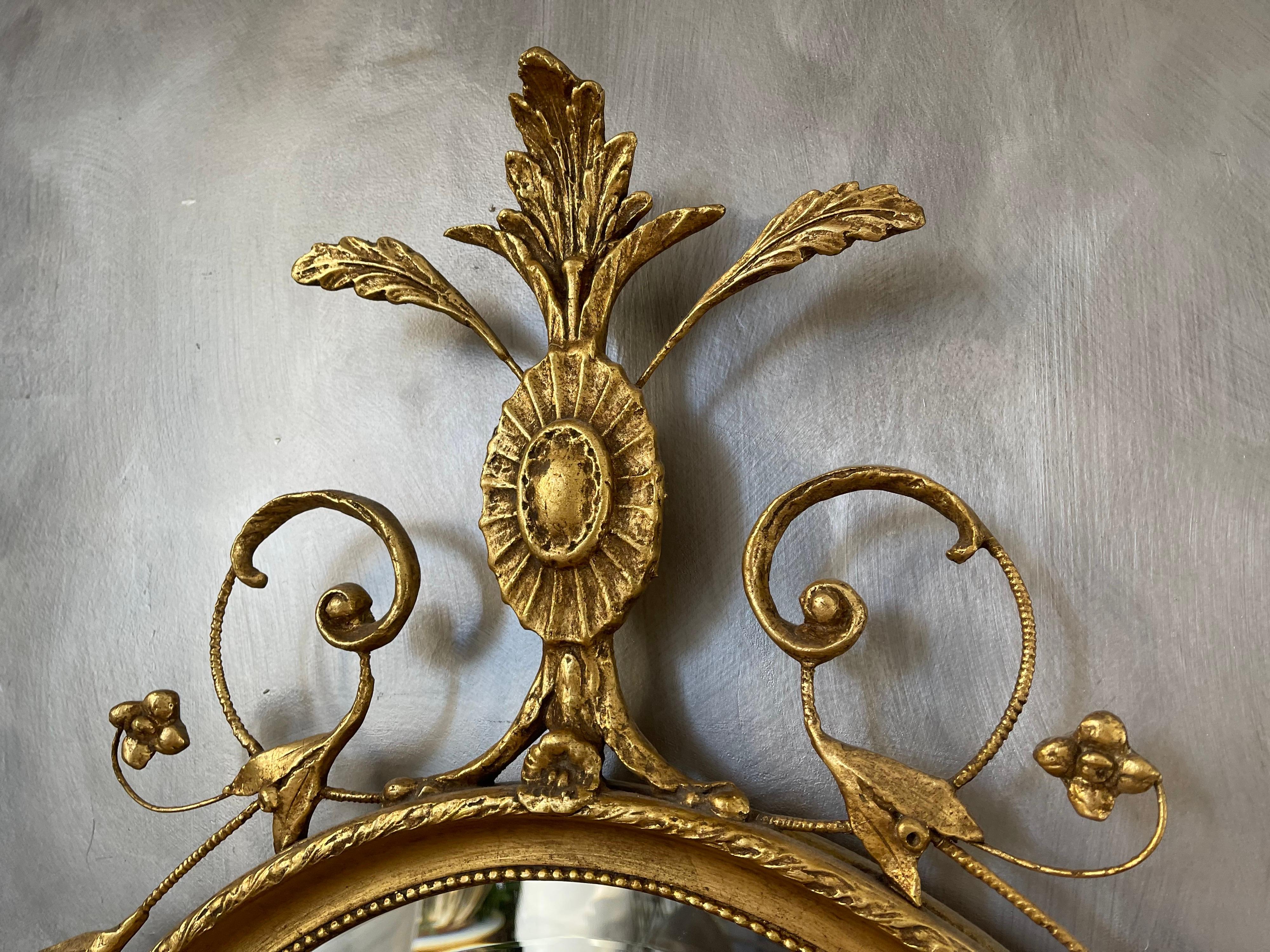 20ième siècle Miroir ovale en bois doré en vente