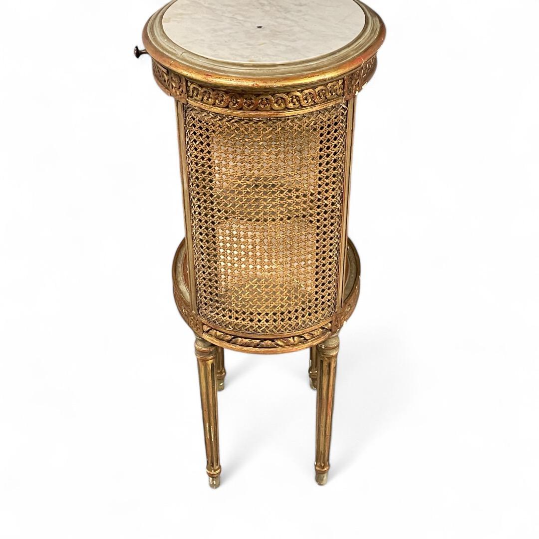 Table d'appoint ovale en bois doré
Rehaussez votre intérieur avec cette superbe table d'appoint ovale Napoléon III en bois doré et cannage, une représentation exquise de l'artisanat français du 19e siècle. Dotée d'une façade et d'un dos ouverts,