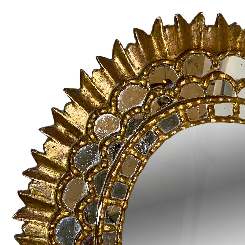 Espagnol Miroir ovale en bois doré Sunburst en vente