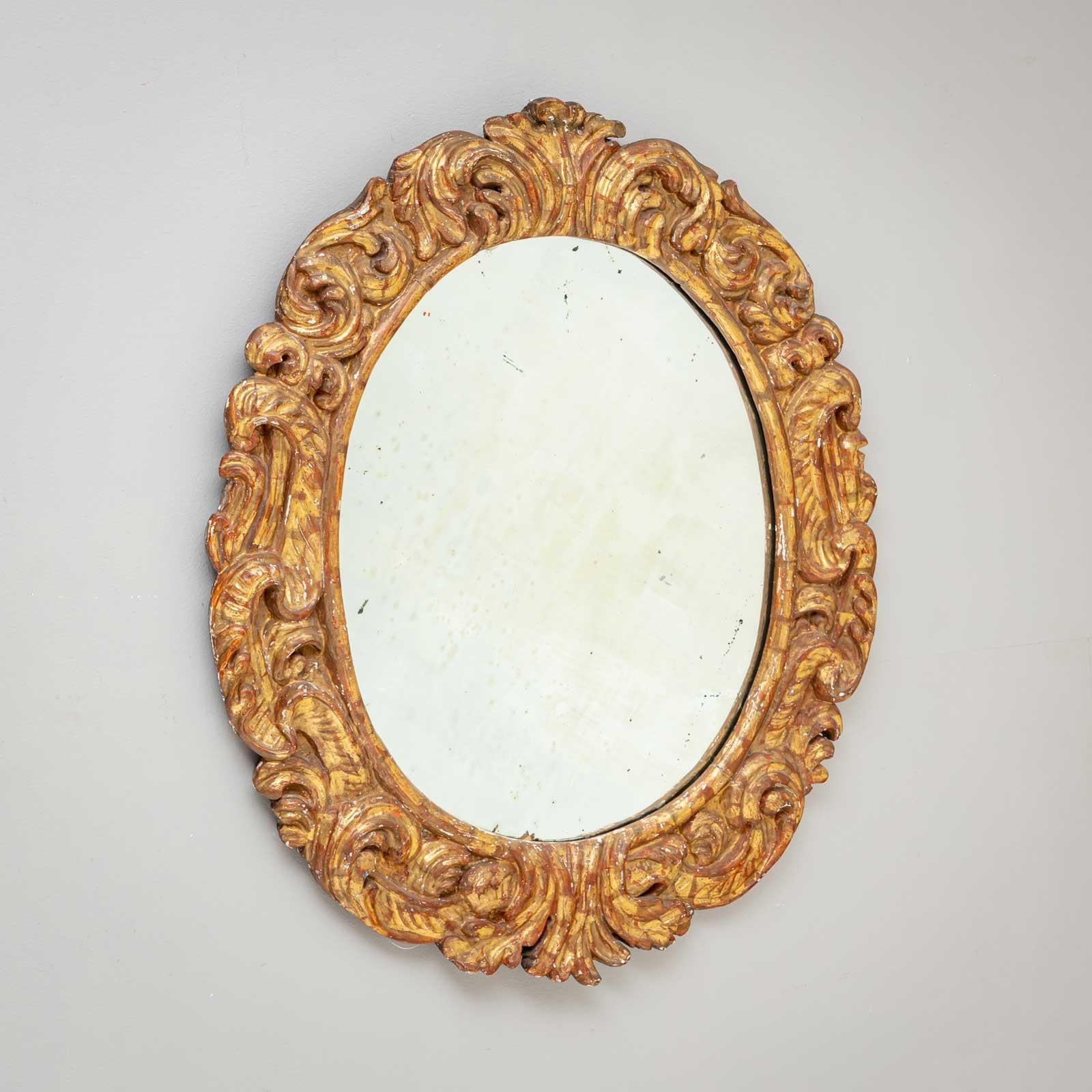 Renaissance Miroir ovale en bois doré, 20e siècle en vente