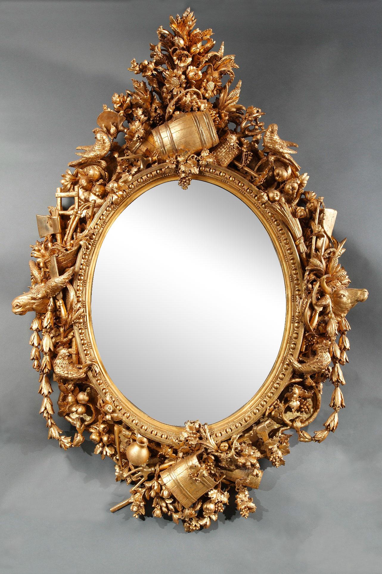 Signed on the back with a stencil « F. Quentin & C, Firenze »

Exceptional oval mirror in delicately carved and gilded wood. The frame, underlined in its center by a frieze of ovals and a beaded frieze, is adorned with a luxuriant country decor in