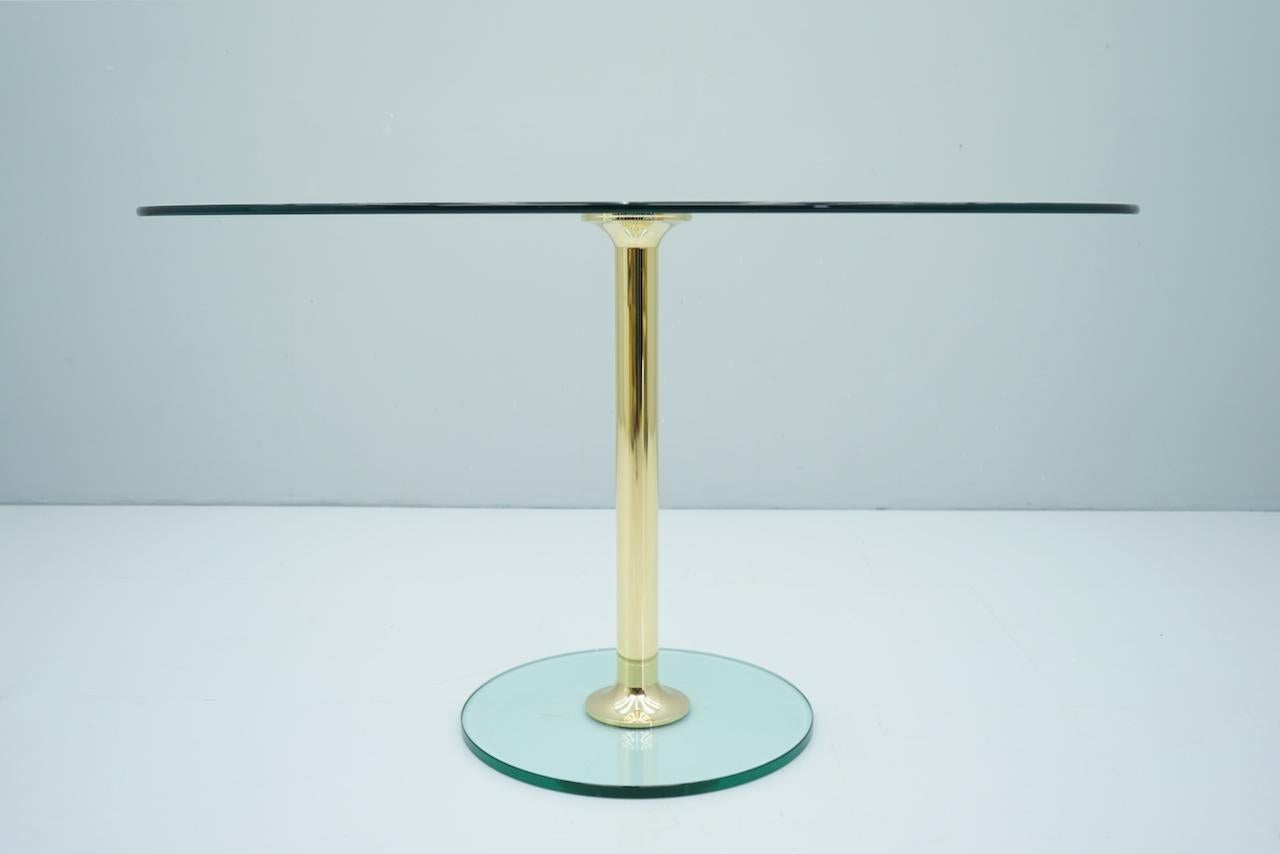 Oval glass and brass dining table by Draenert, Germany, 1970s.

Very good condition with very small scratches on the glass base.