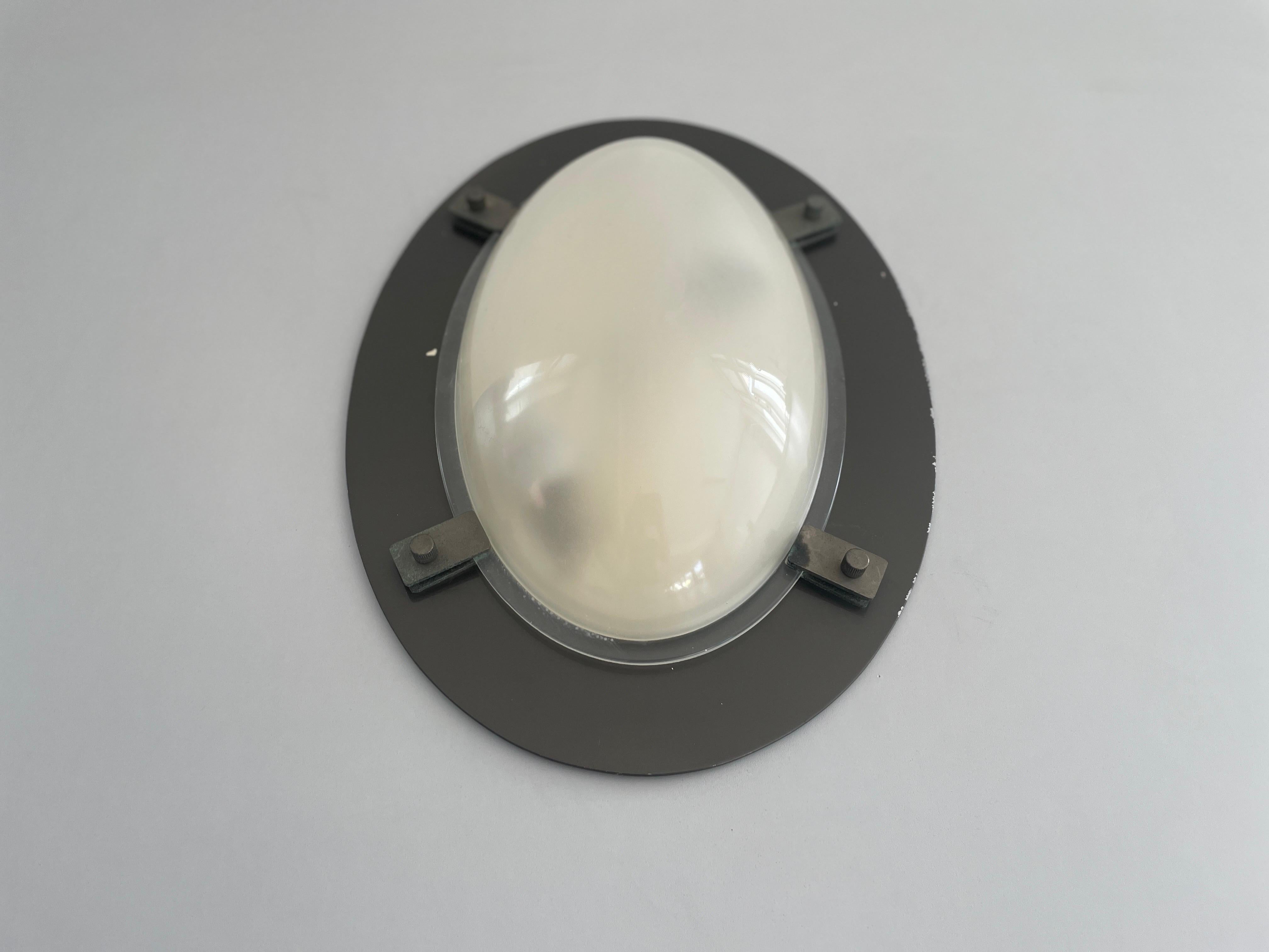 Oval Glass & Black backplate Industrial Wall or Ceiling Lamp, 1960s, Italy

Sculptural very elegant rare heavy ceiling lamp flush mount.

It is very ideal and suitable for all living areas.

Lamp is in good condition. No damage, no crack.
Wear
