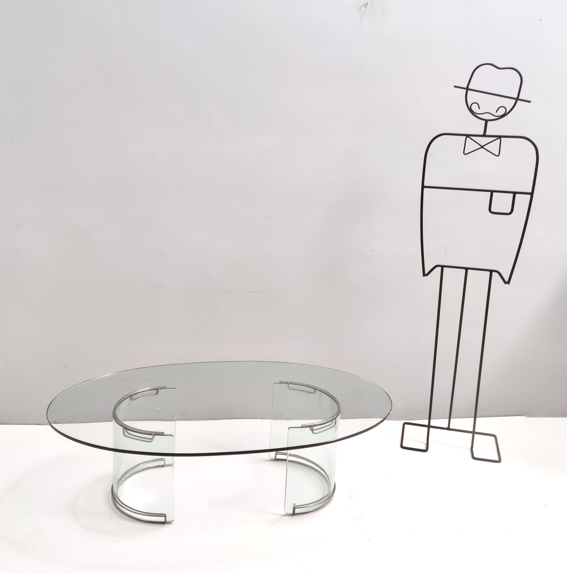 Fabriqué en Italie, années 1970-1980. 
Cette étonnante table basse est fabriquée en verre de 1,2 cm d'épaisseur et comporte des parties en métal chromé.
Il est toujours produit par Gallotti & Radice, mais sans éléments métalliques.
Il s'agit d'une