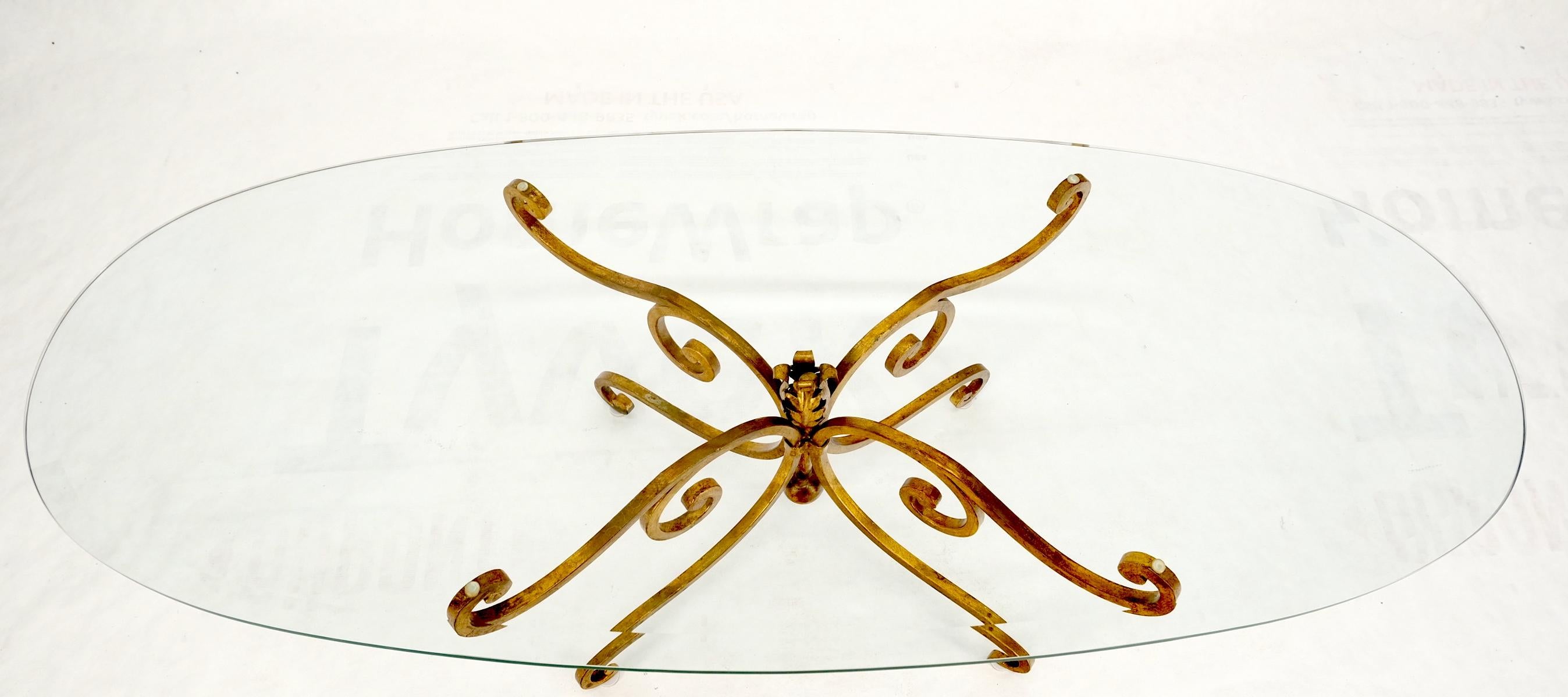 Table basse ovale en verre doré avec base en métal en fer forgé Hollywood Regency en vente 4