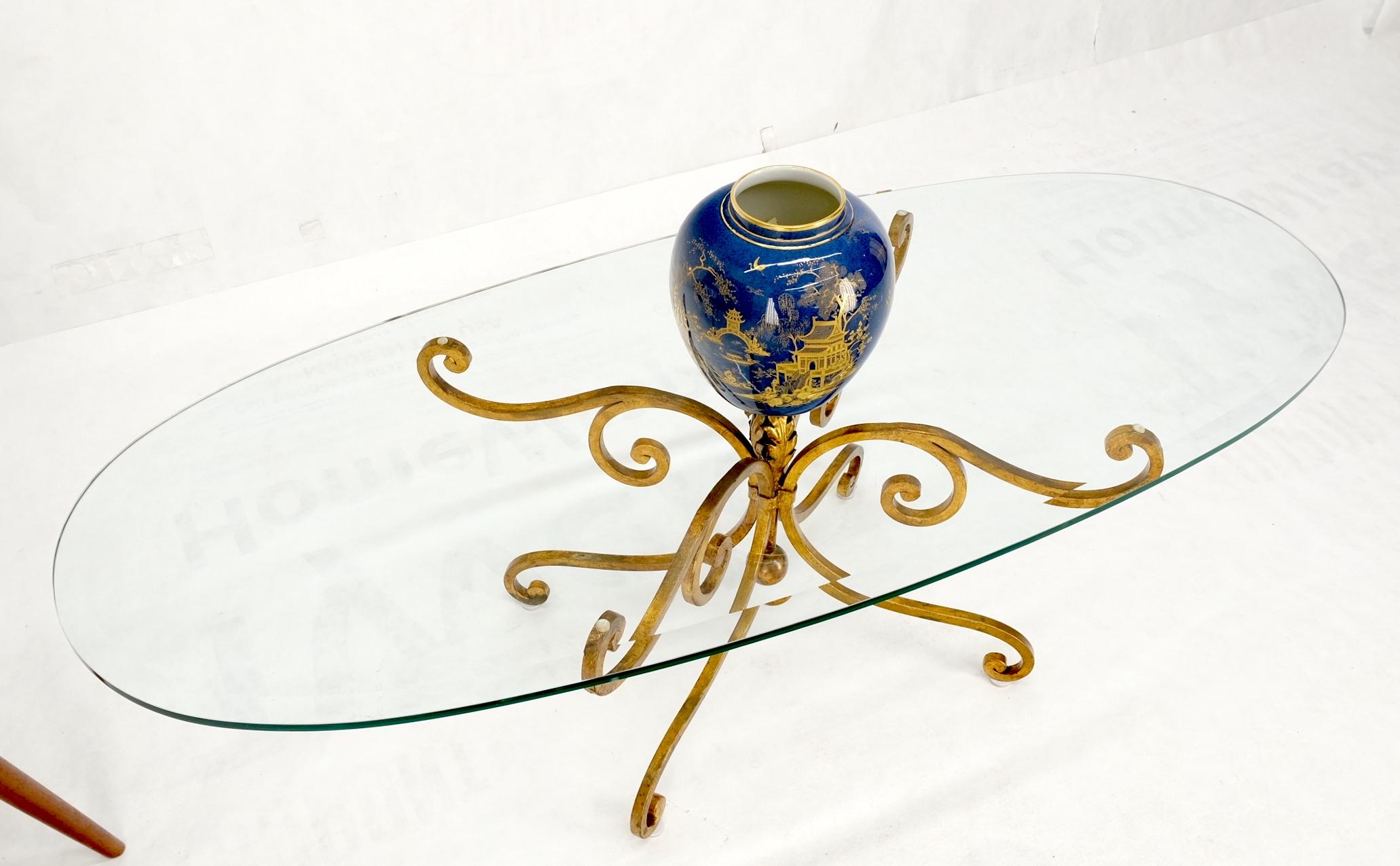 Table basse ovale en verre doré avec base en métal en fer forgé Hollywood Regency en vente 6