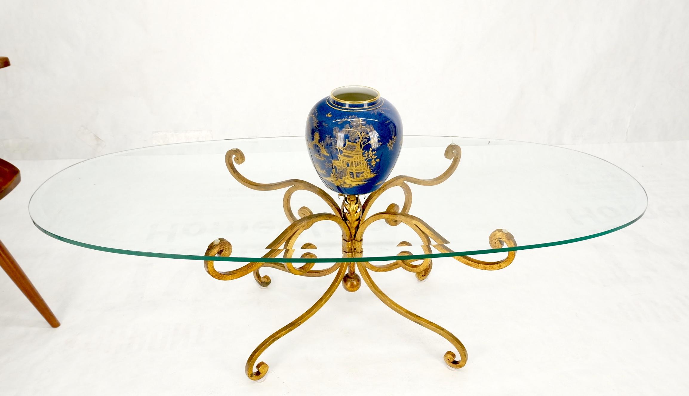 Table basse ovale en verre doré avec base en métal en fer forgé Hollywood Regency en vente 7