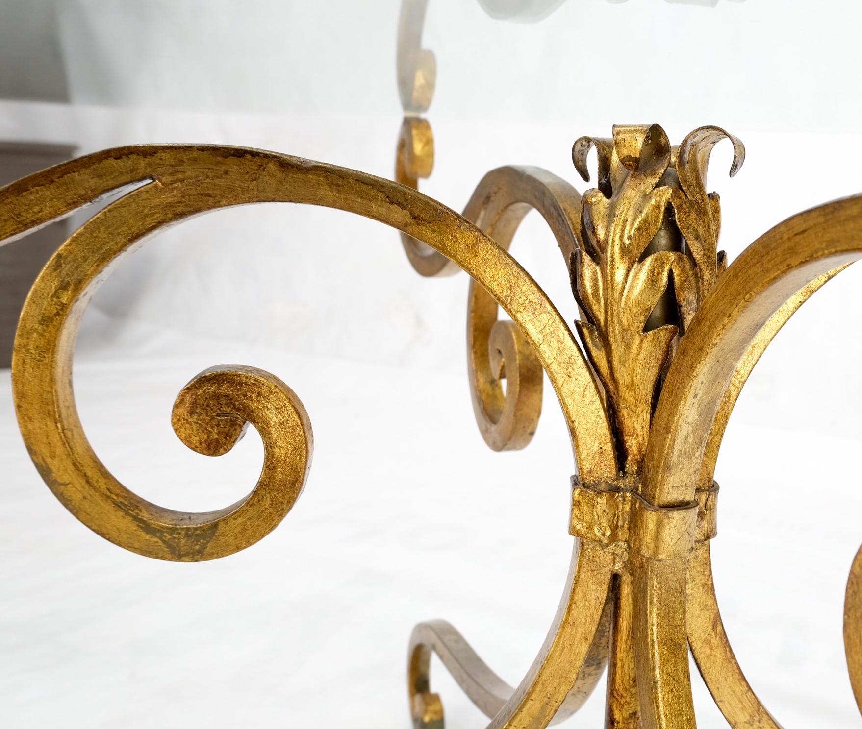 Doré Table basse ovale en verre doré avec base en métal en fer forgé Hollywood Regency en vente