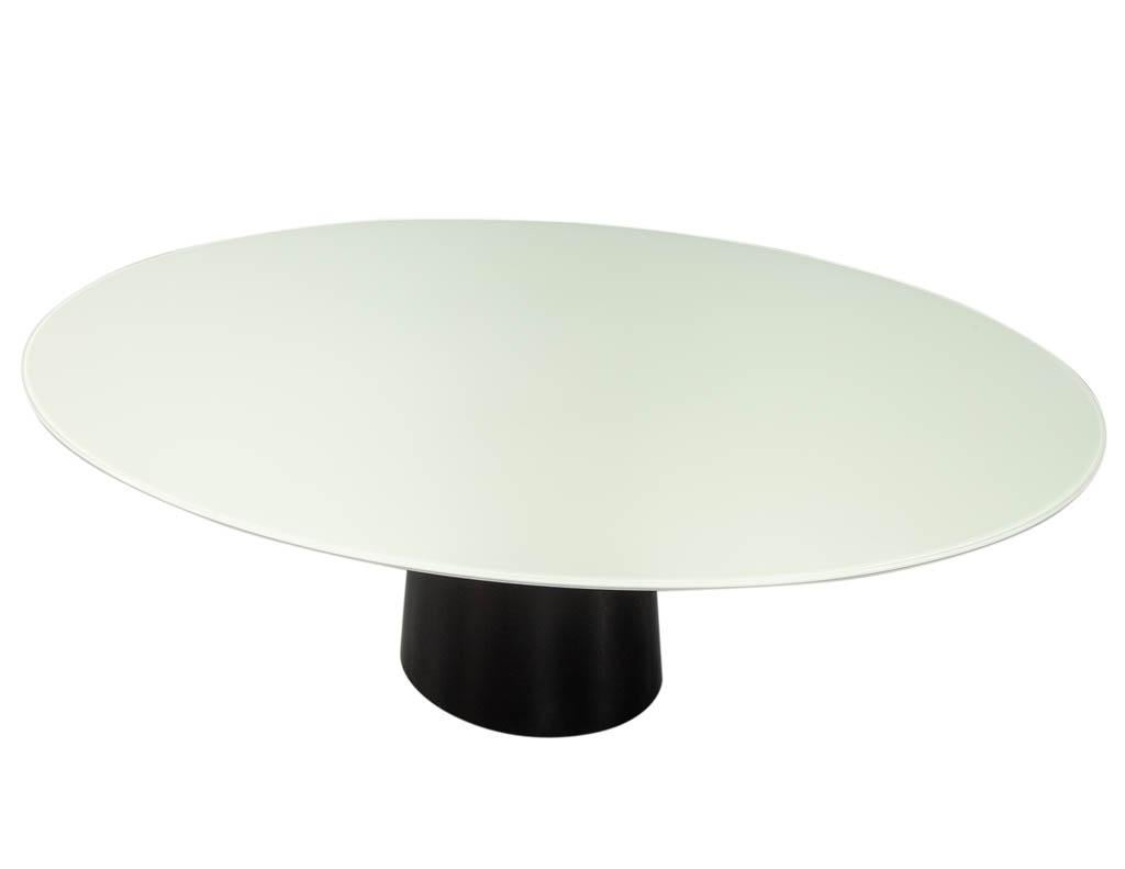 Ovaler Esstisch mit Glasplatte und Cyclone-Sockel von Carrocel (Moderne) im Angebot