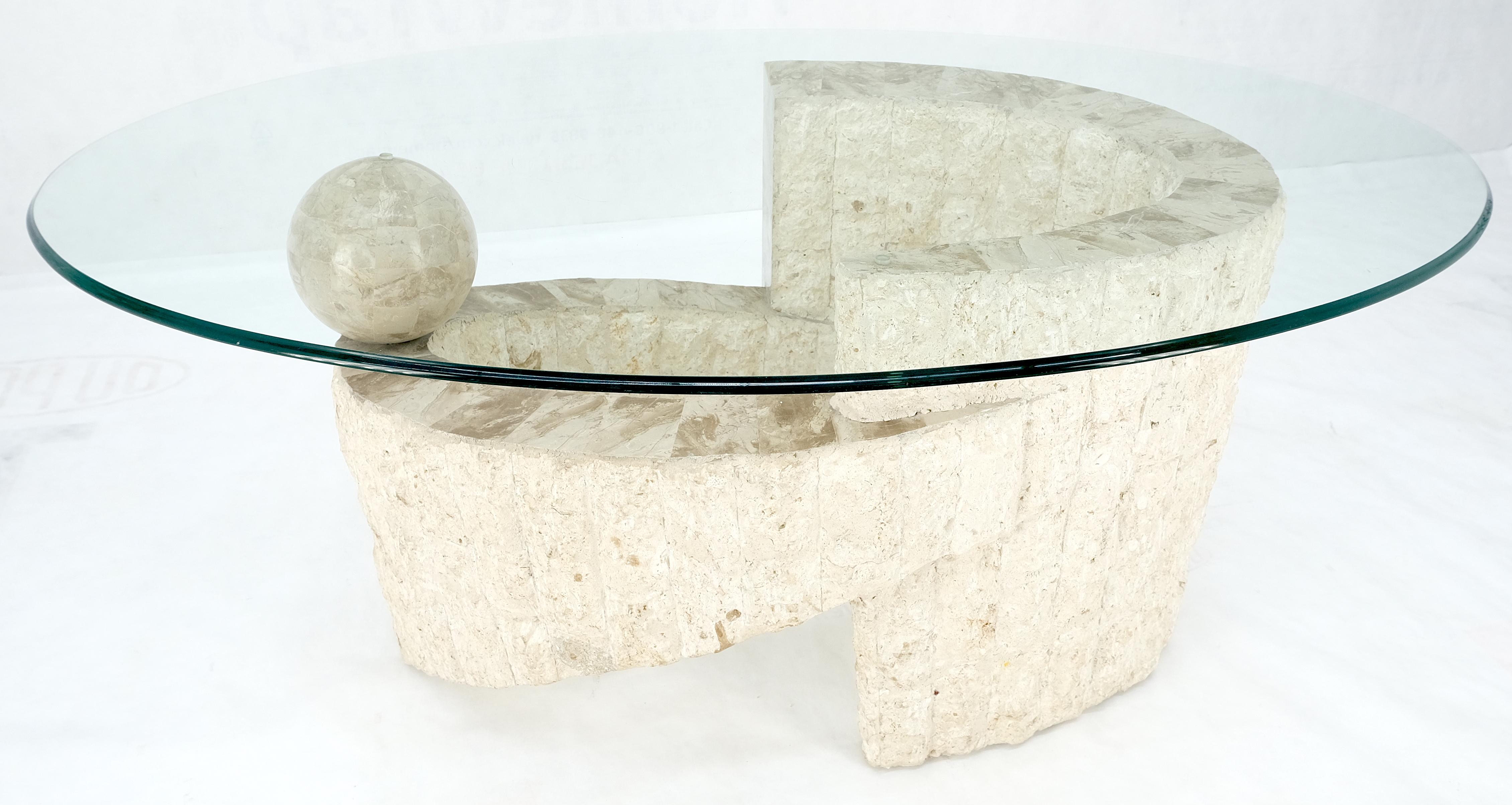 Ovaler Couchtisch mit polierter Glasplatte und marmoriertem Sockel in Ball- und Schuhform (Moderne der Mitte des Jahrhunderts) im Angebot