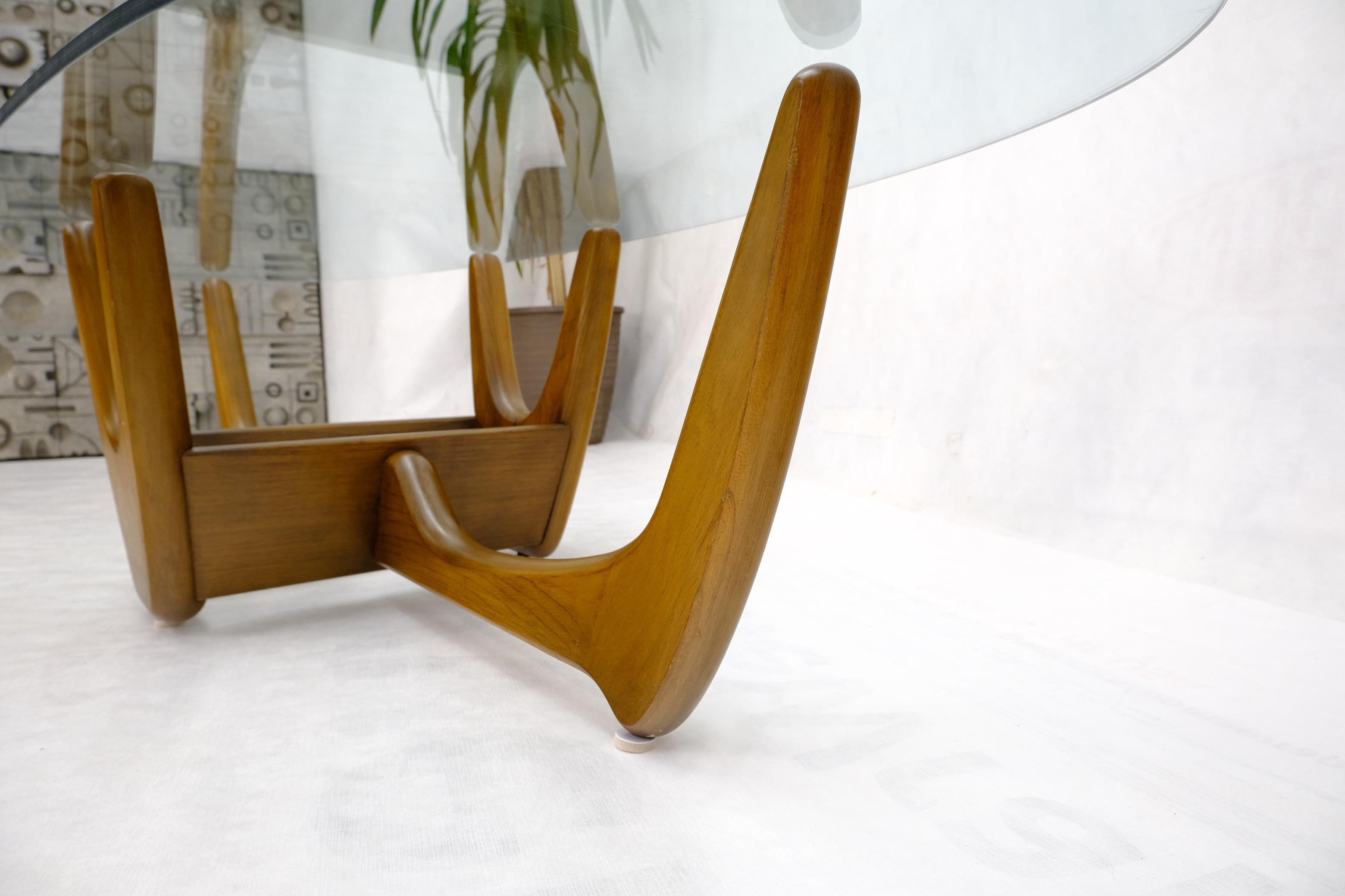 20ième siècle Table basse ovale mi-siècle moderne à base sculpturale et plateau en verre en vente