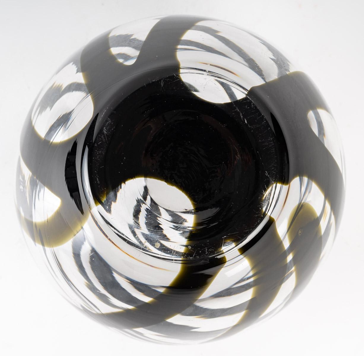 Oval glass vase decorated with black stripes, 20th century.
Measures: H: 26 cm, W: 18 cm, D: 19, D of the neck: 7 cm.