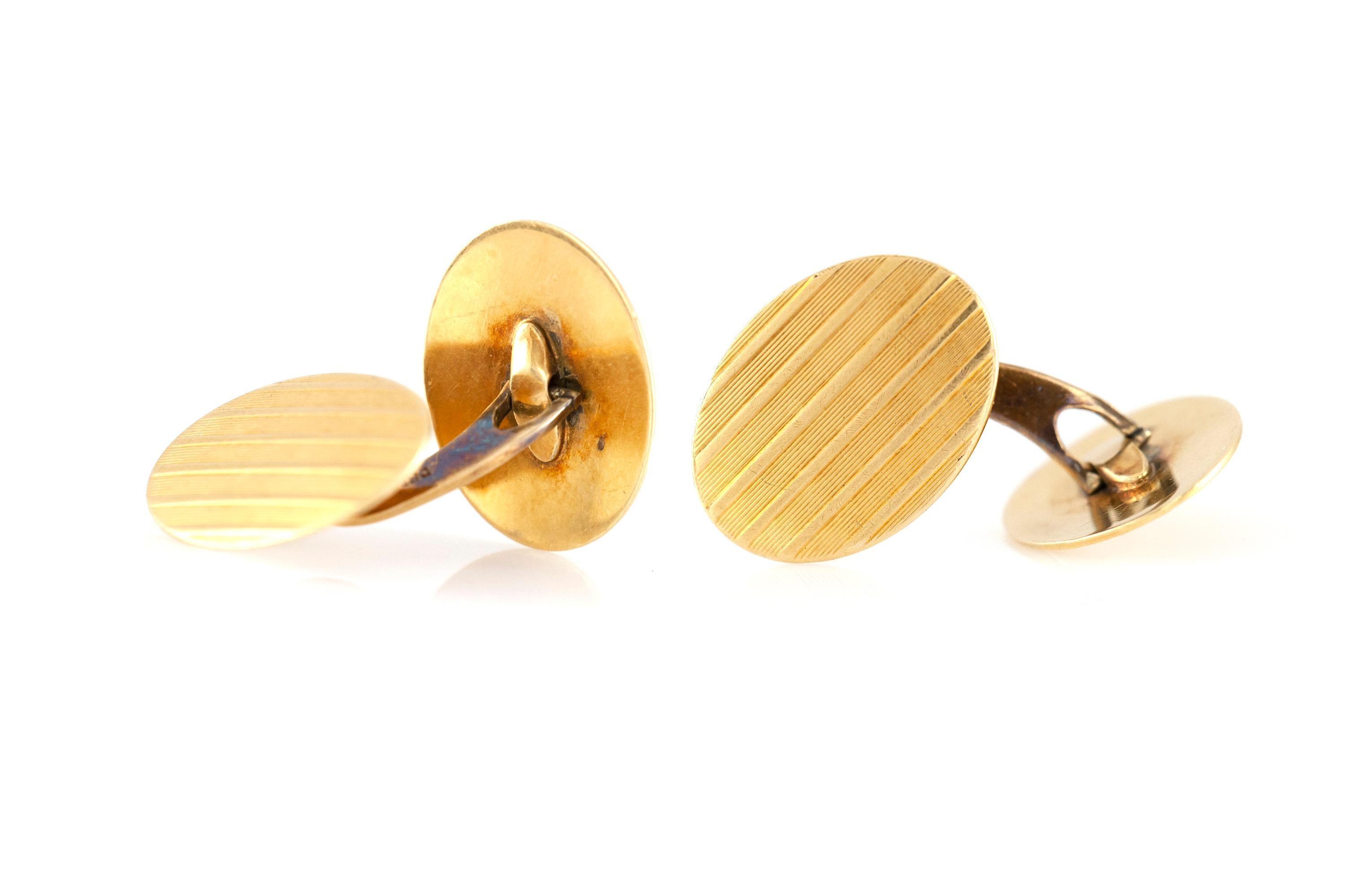 Oval Gold Cufflinks In Excellent Condition In New York, NY