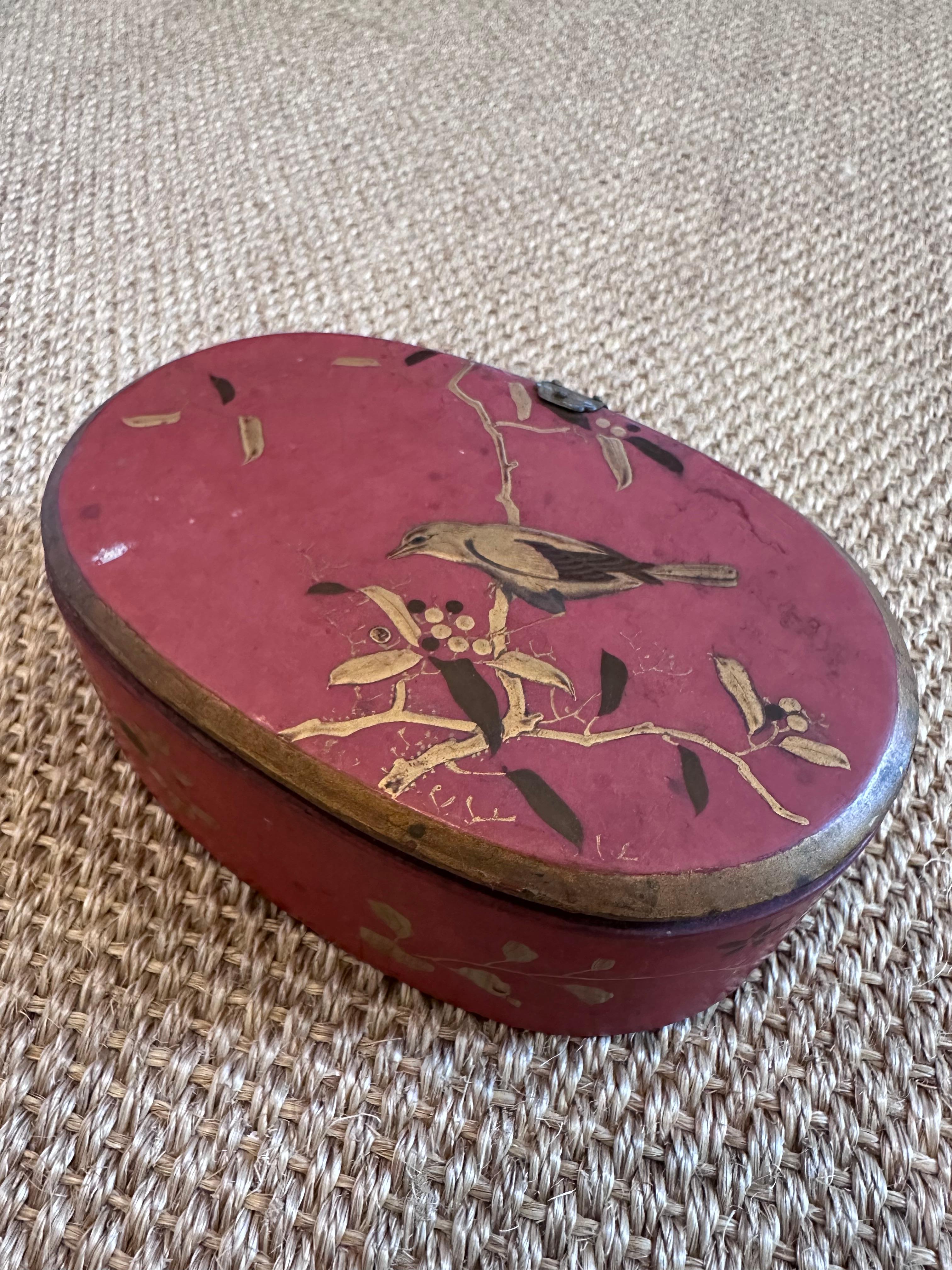 Boîte décorative ovale or rouge noir avec des am designs d'oiseaux et de feuillage en vente 5