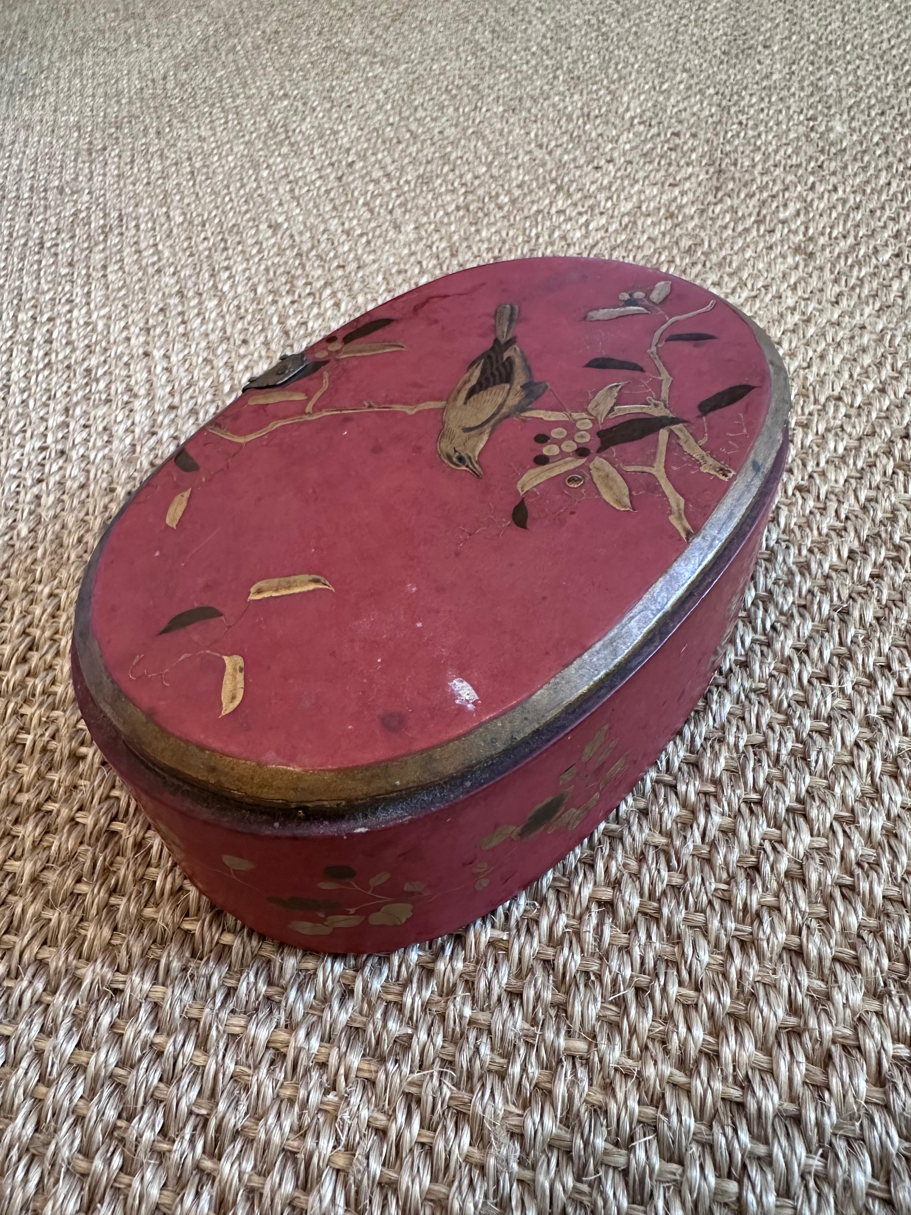 Boîte décorative ovale or rouge noir avec des am designs d'oiseaux et de feuillage en vente 6