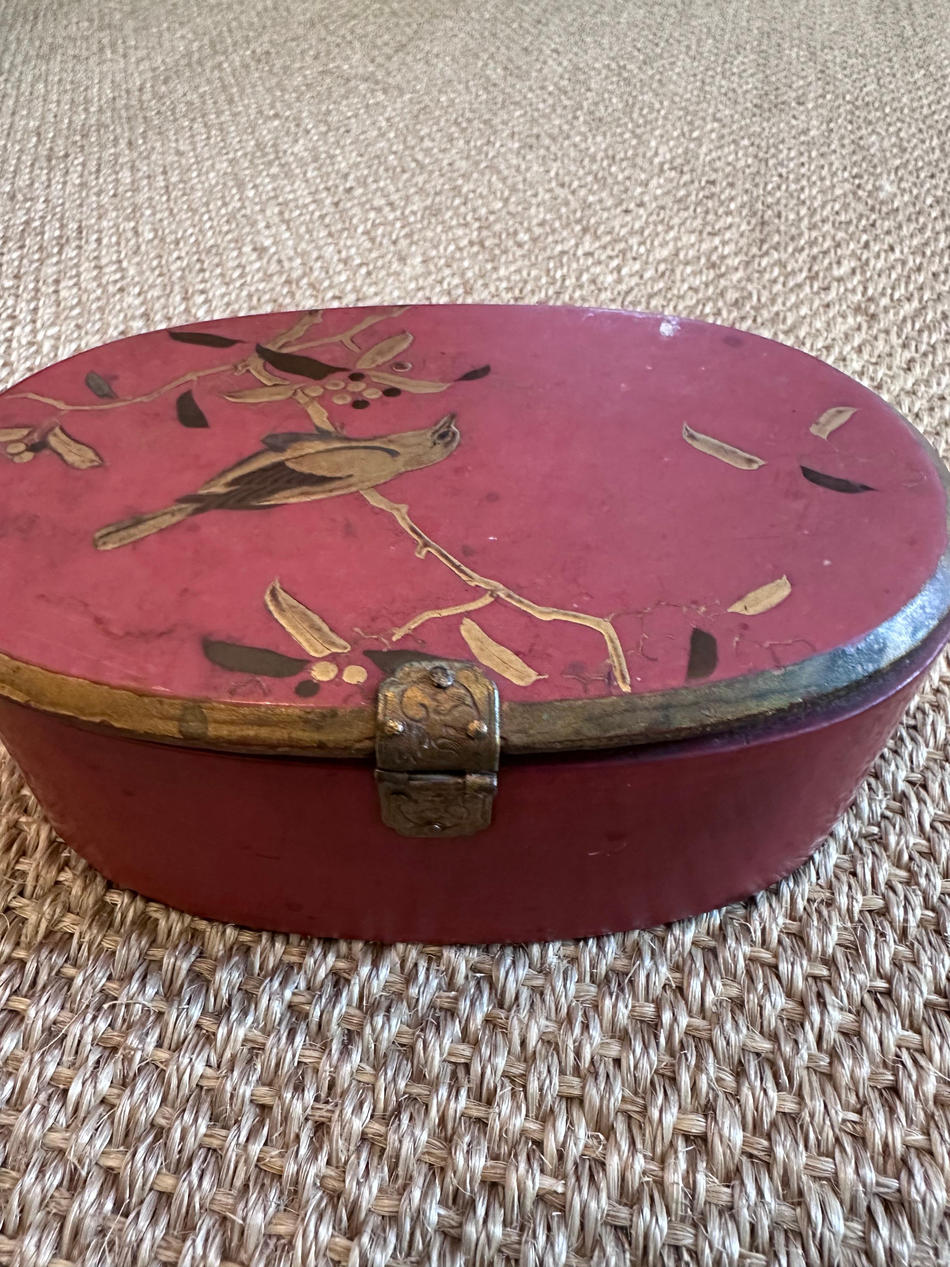 Boîte décorative ovale or rouge noir avec des am designs d'oiseaux et de feuillage en vente 7