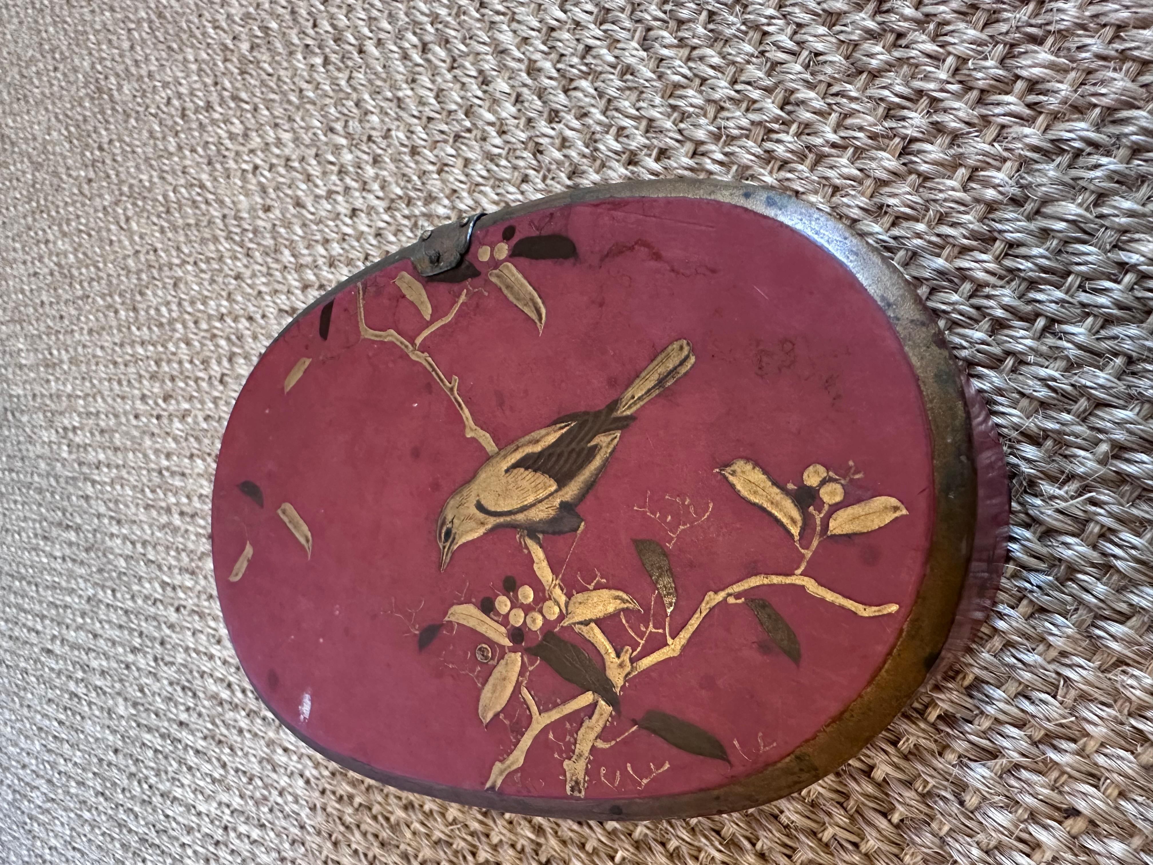 Boîte décorative ovale or rouge noir avec des am designs d'oiseaux et de feuillage en vente 9