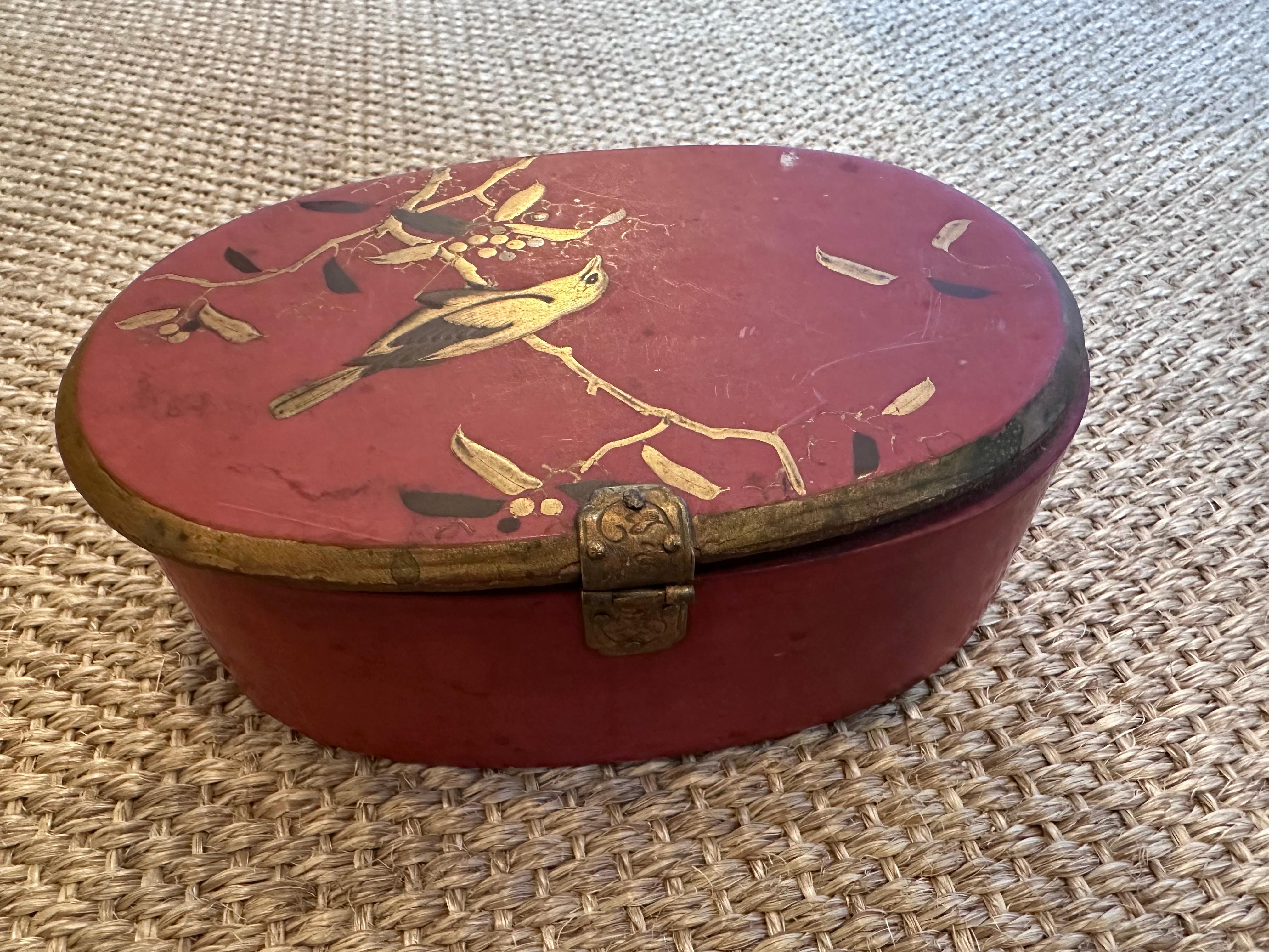 Boîte décorative ovale or rouge noir avec des am designs d'oiseaux et de feuillage en vente 10