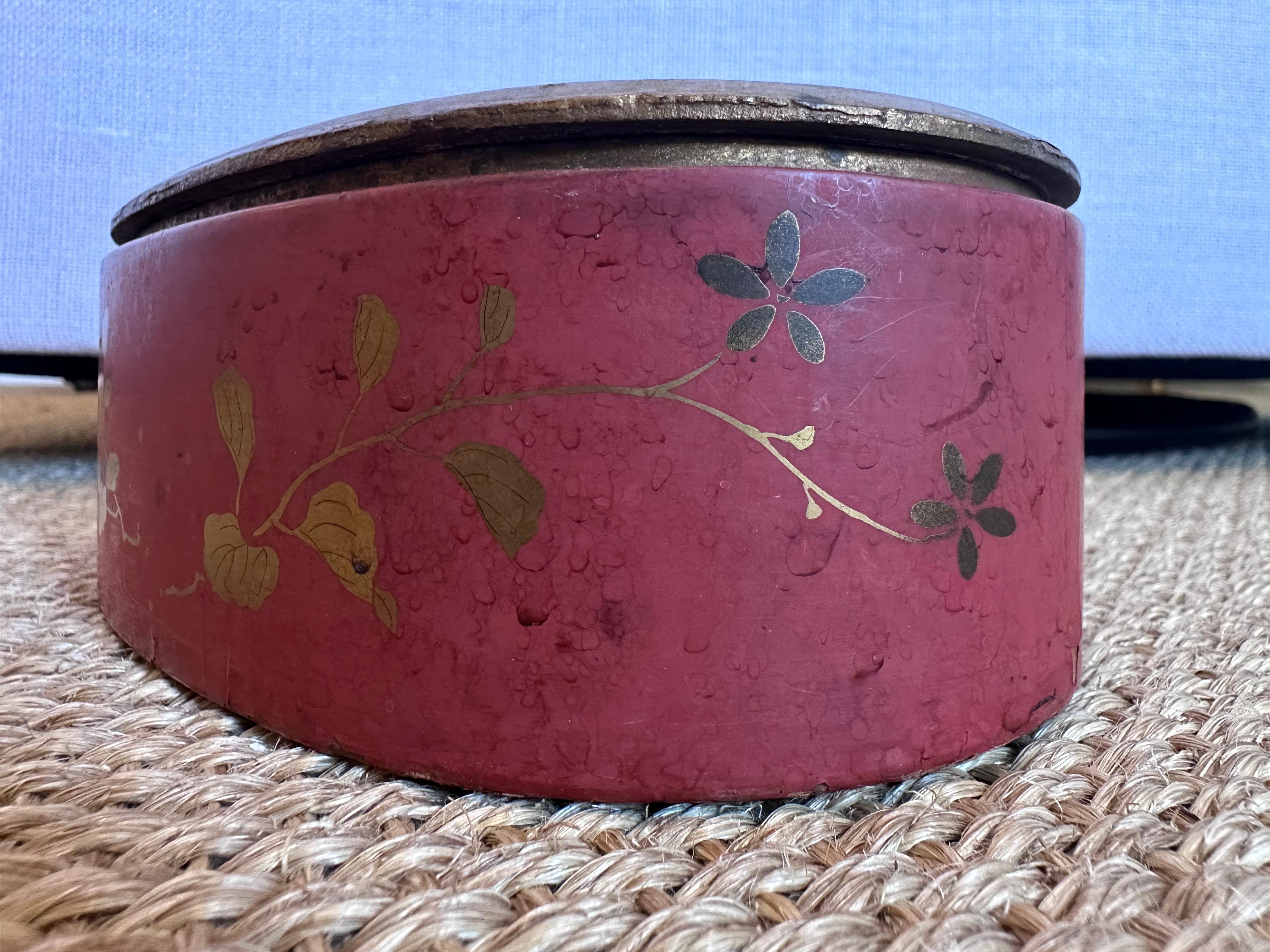 Il s'agit d'une élégante boîte décorative de forme ovale au design d'inspiration asiatique.  L'origine et la date de fabrication sont inconnues - trouvé dans la collection de notre fondateur, Dixon Smith.  Acheté il y a au moins 40 ans.  Cette boîte
