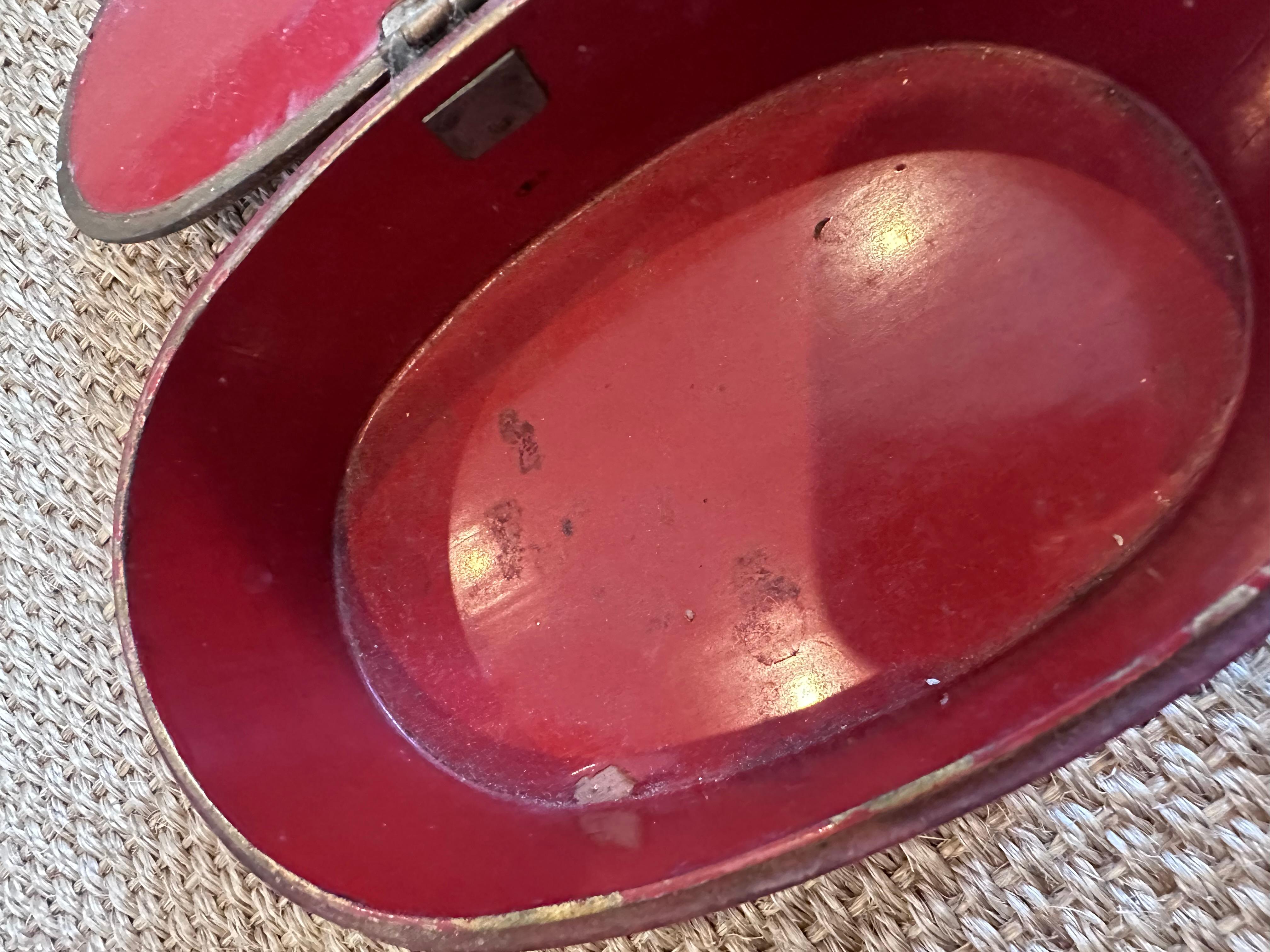 Boîte décorative ovale or rouge noir avec des am designs d'oiseaux et de feuillage État moyen - En vente à Baton Rouge, LA