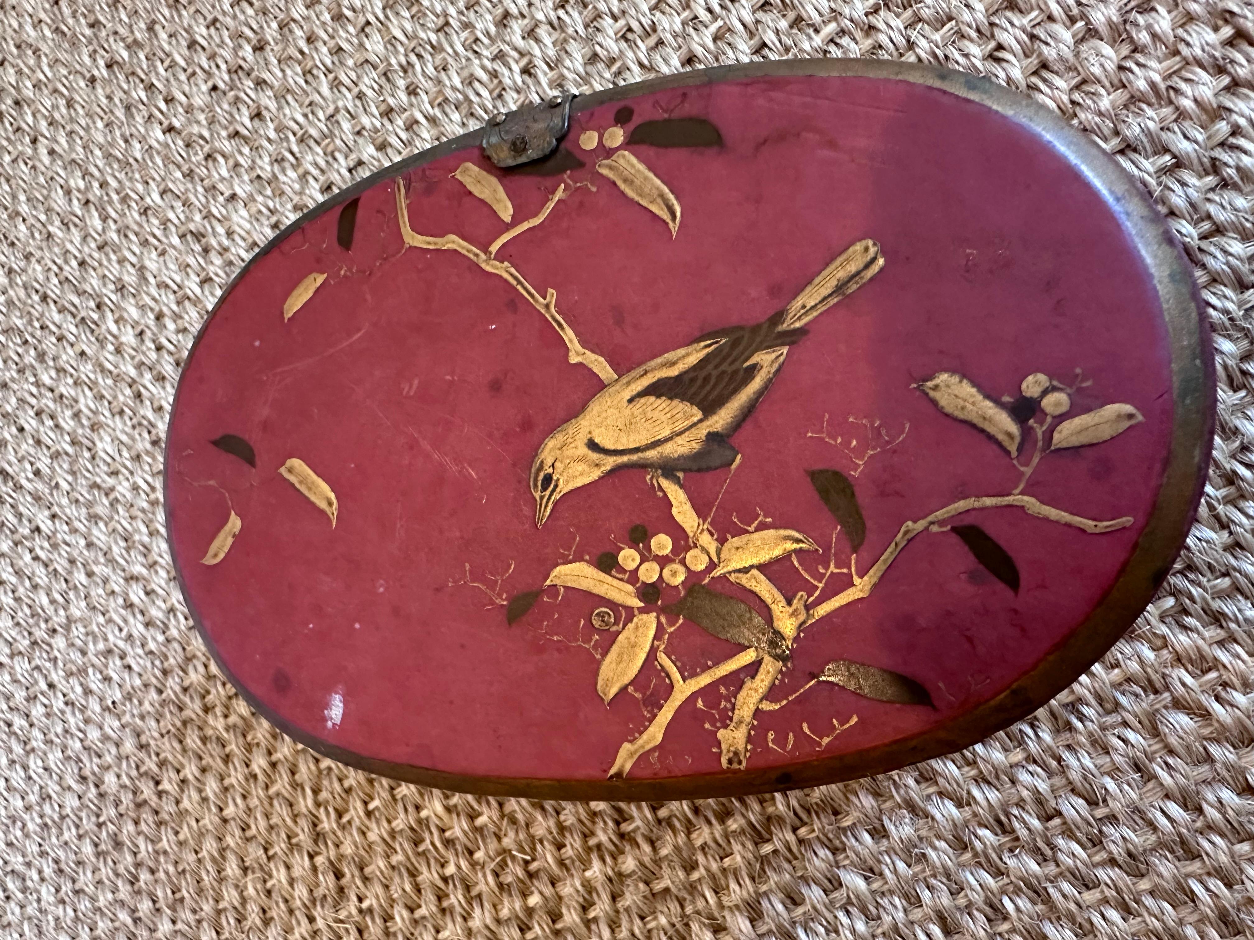 20ième siècle Boîte décorative ovale or rouge noir avec des am designs d'oiseaux et de feuillage en vente