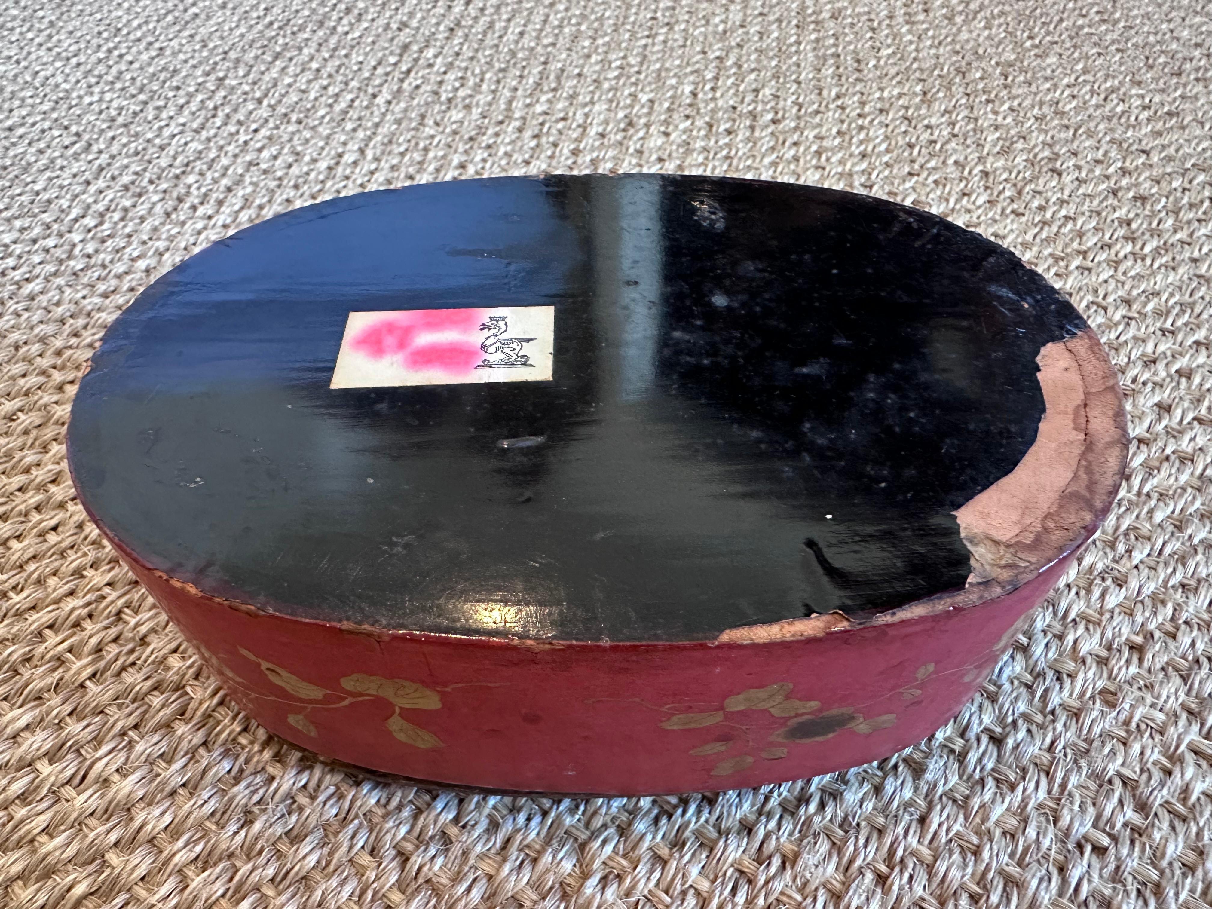 Bois Boîte décorative ovale or rouge noir avec des am designs d'oiseaux et de feuillage en vente