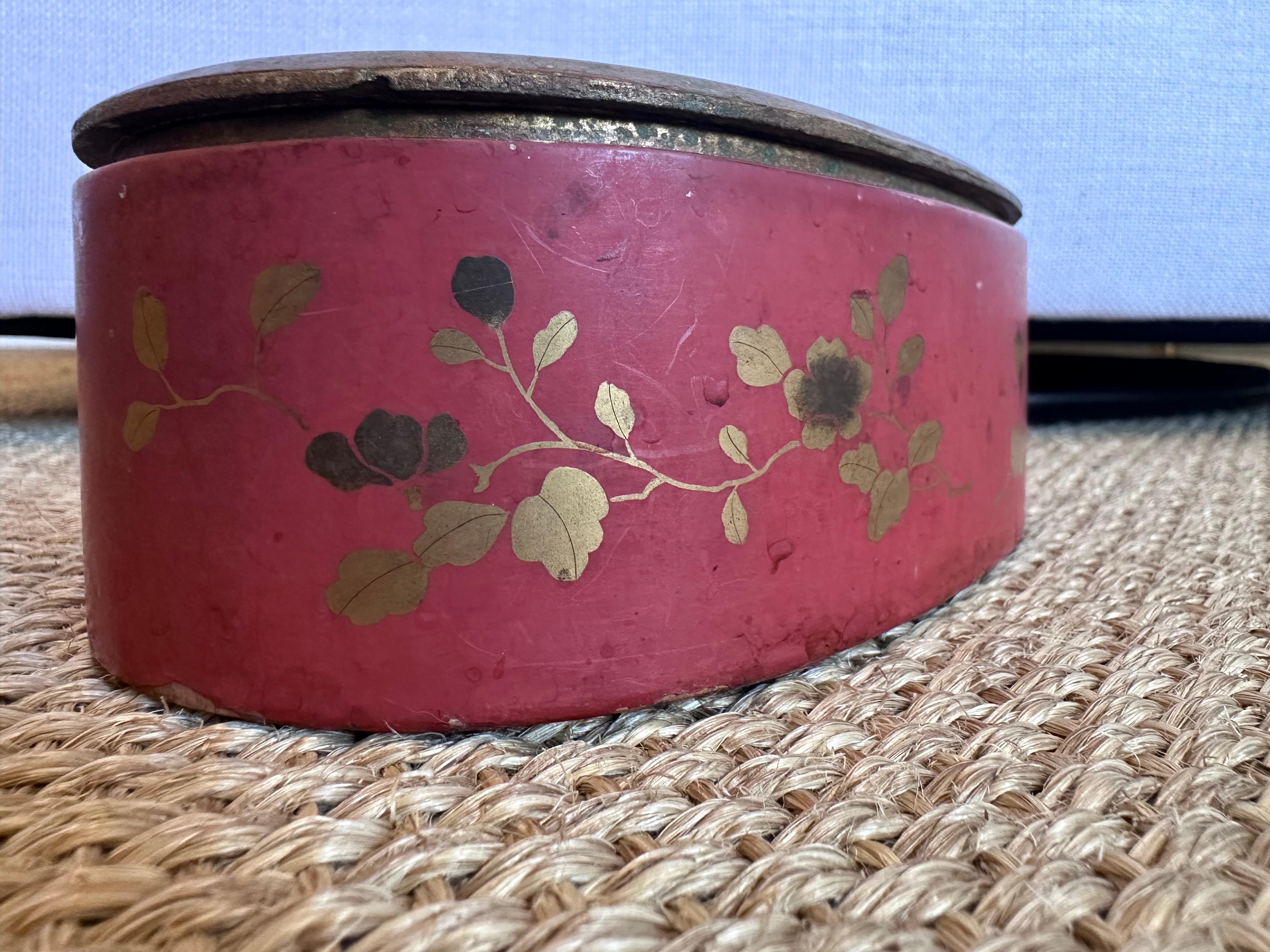 Boîte décorative ovale or rouge noir avec des am designs d'oiseaux et de feuillage en vente 1