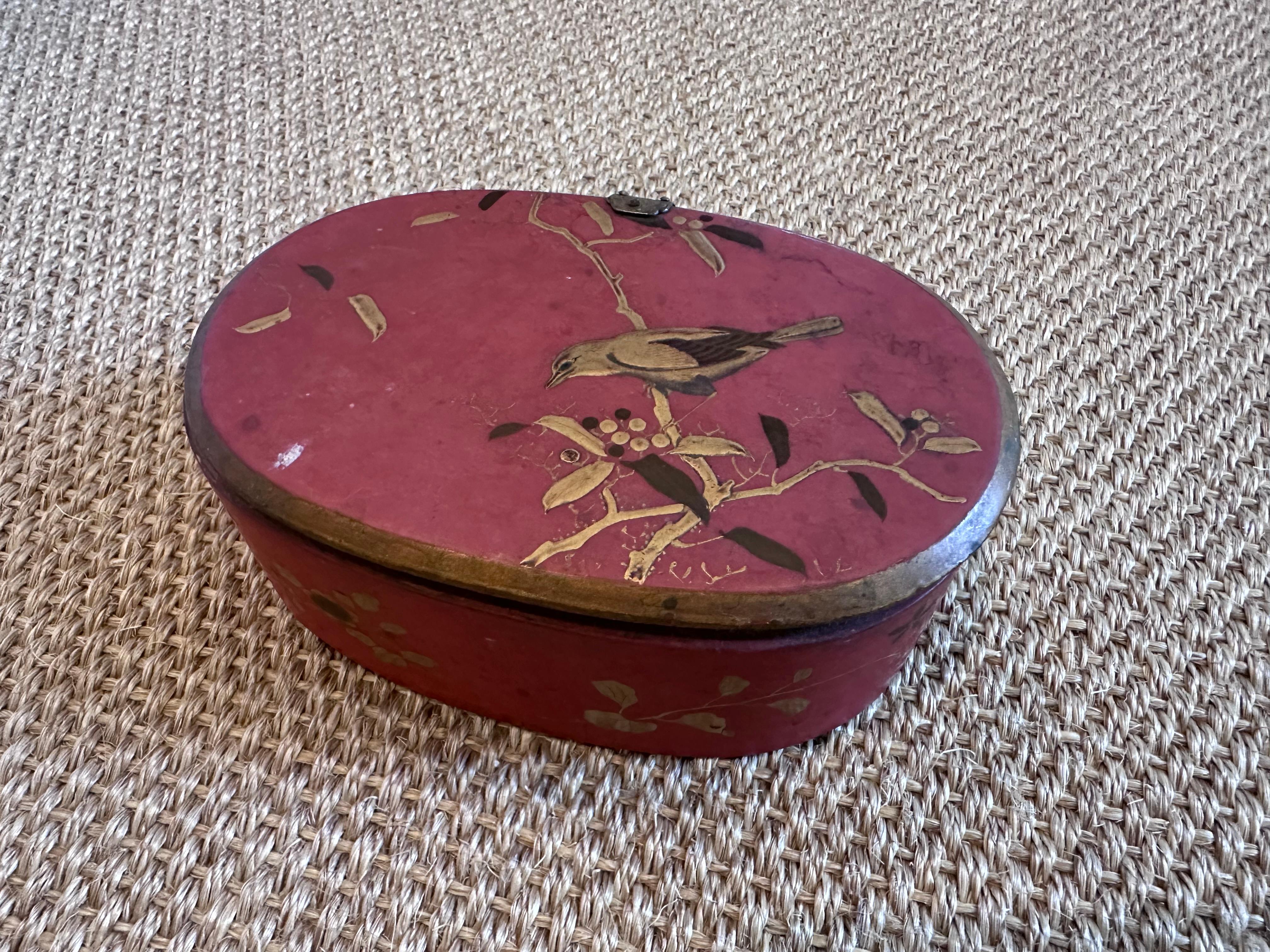 Boîte décorative ovale or rouge noir avec des am designs d'oiseaux et de feuillage en vente 3
