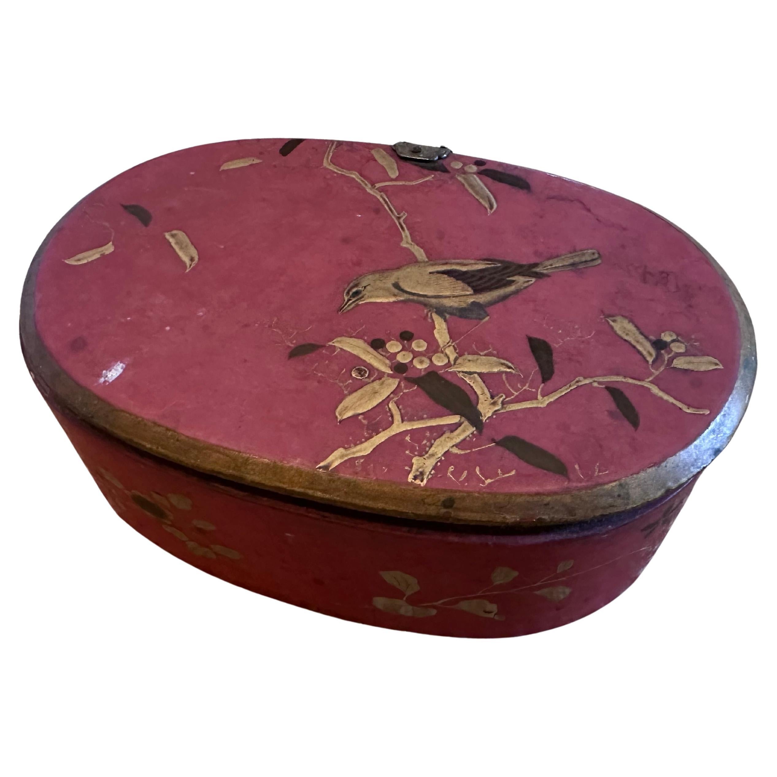 Boîte décorative ovale or rouge noir avec des am designs d'oiseaux et de feuillage en vente