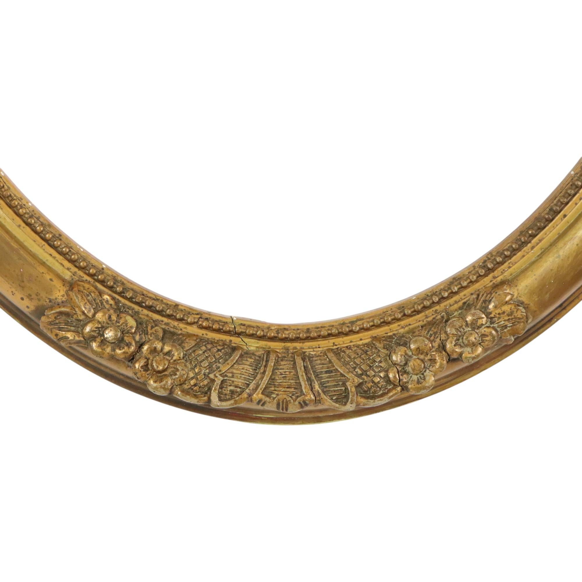 20ième siècle Cadre ovale en bois doré Fleurs classiques Style baroque France 57x47cm en vente