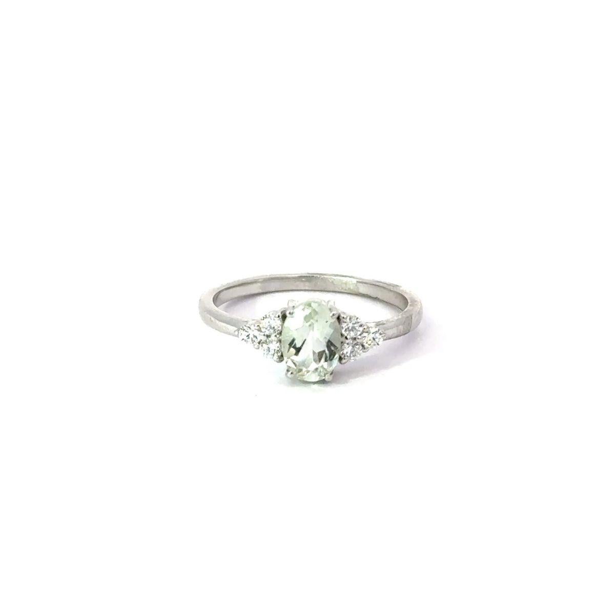 For Sale:  Oval Green Amethyst Everyday Wear Gemstone Ring for Mom Gift in 925 Silver 8