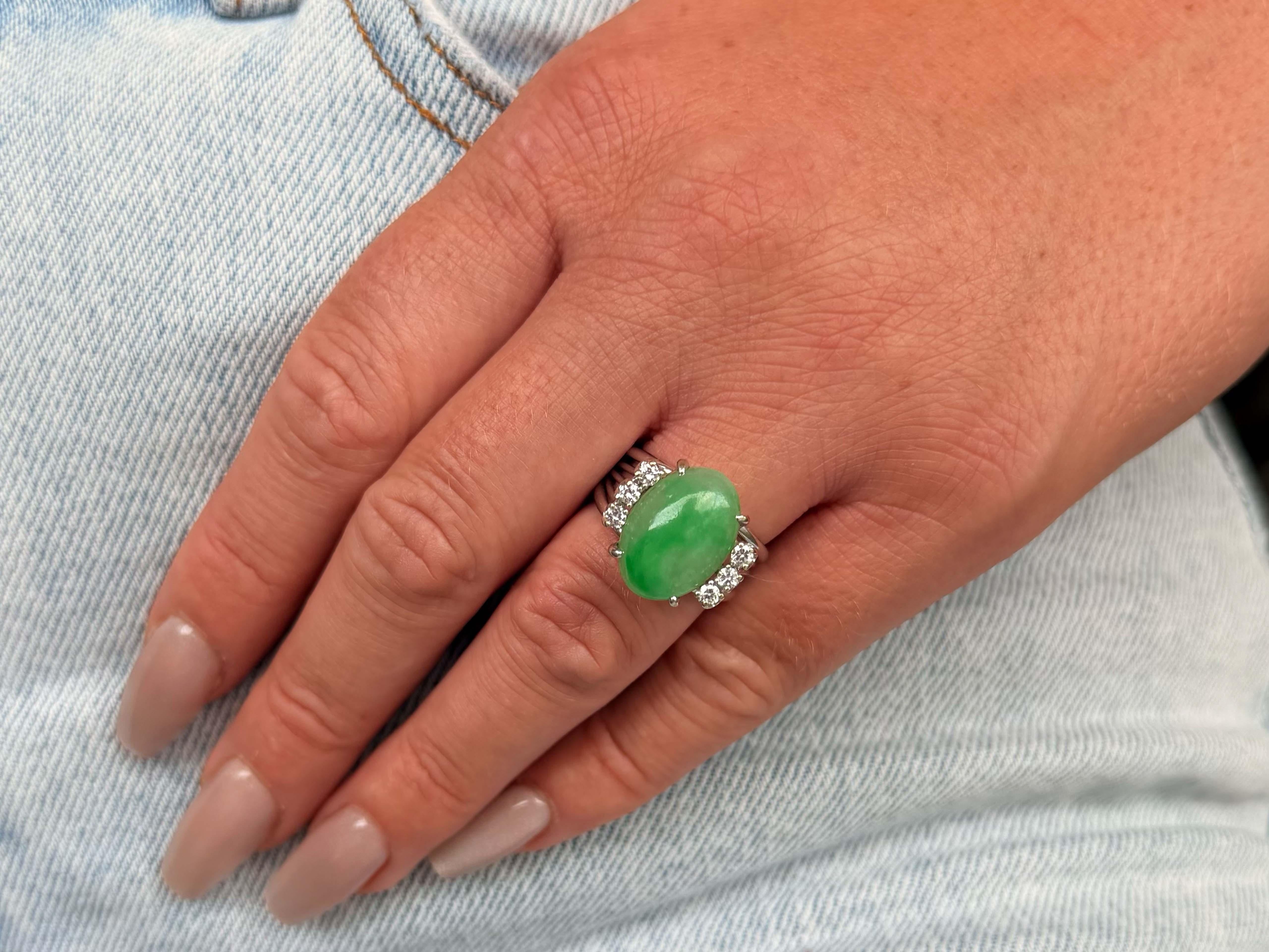Spécifications de l'anneau :

Métal : Or blanc 14K

Poids total : 7,7 grammes

Poids en carats du diamant : 0,30 carats

Couleur du diamant : G

Clarté du diamant : VS

Dimensions du jade : 15,8 mm x 11,5 mm x 5,9

Taille de l'anneau : 7