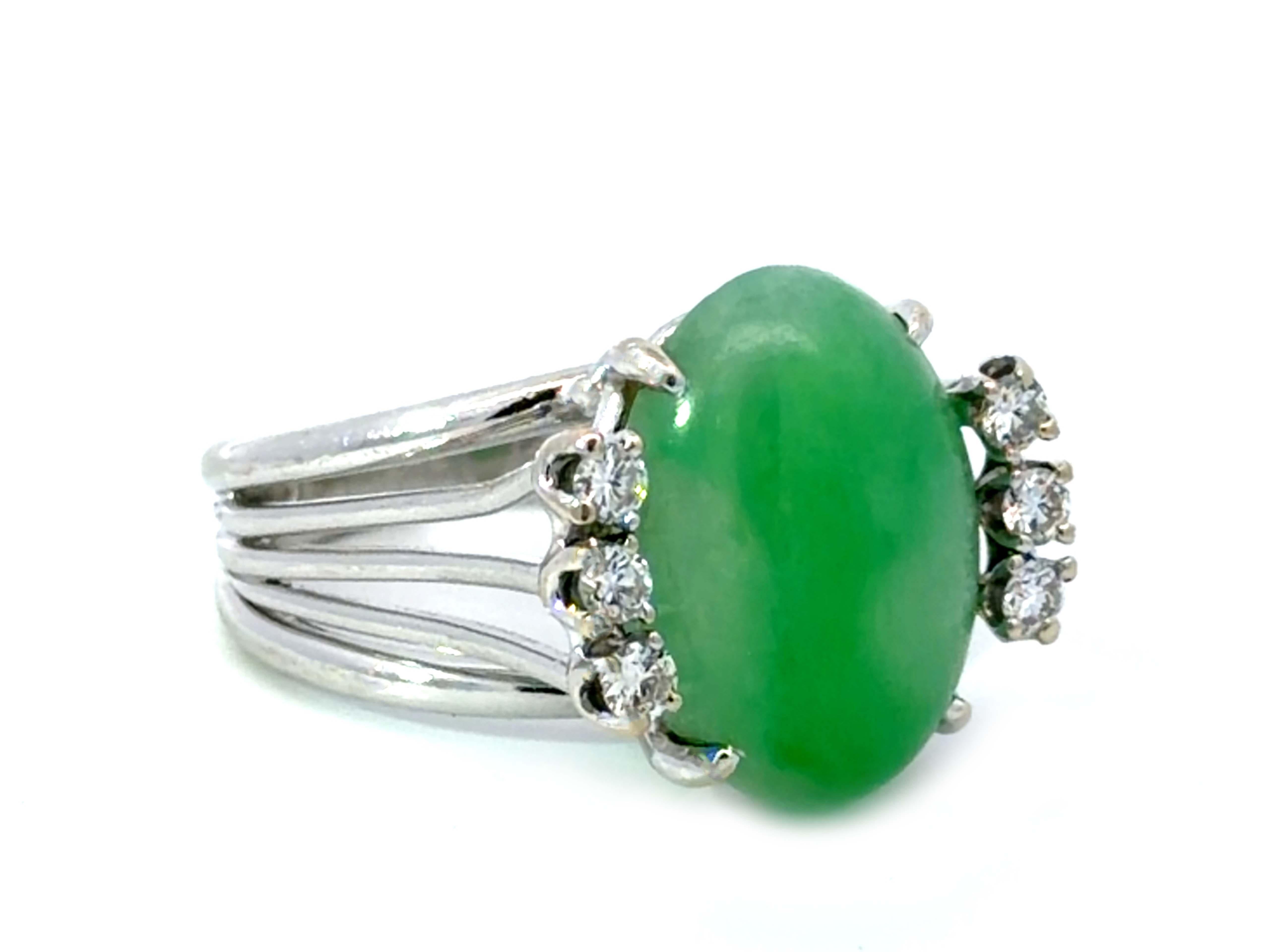Taille cabochon Bague ovale en jade cabochon vert et 6 diamants en or blanc 14K en vente