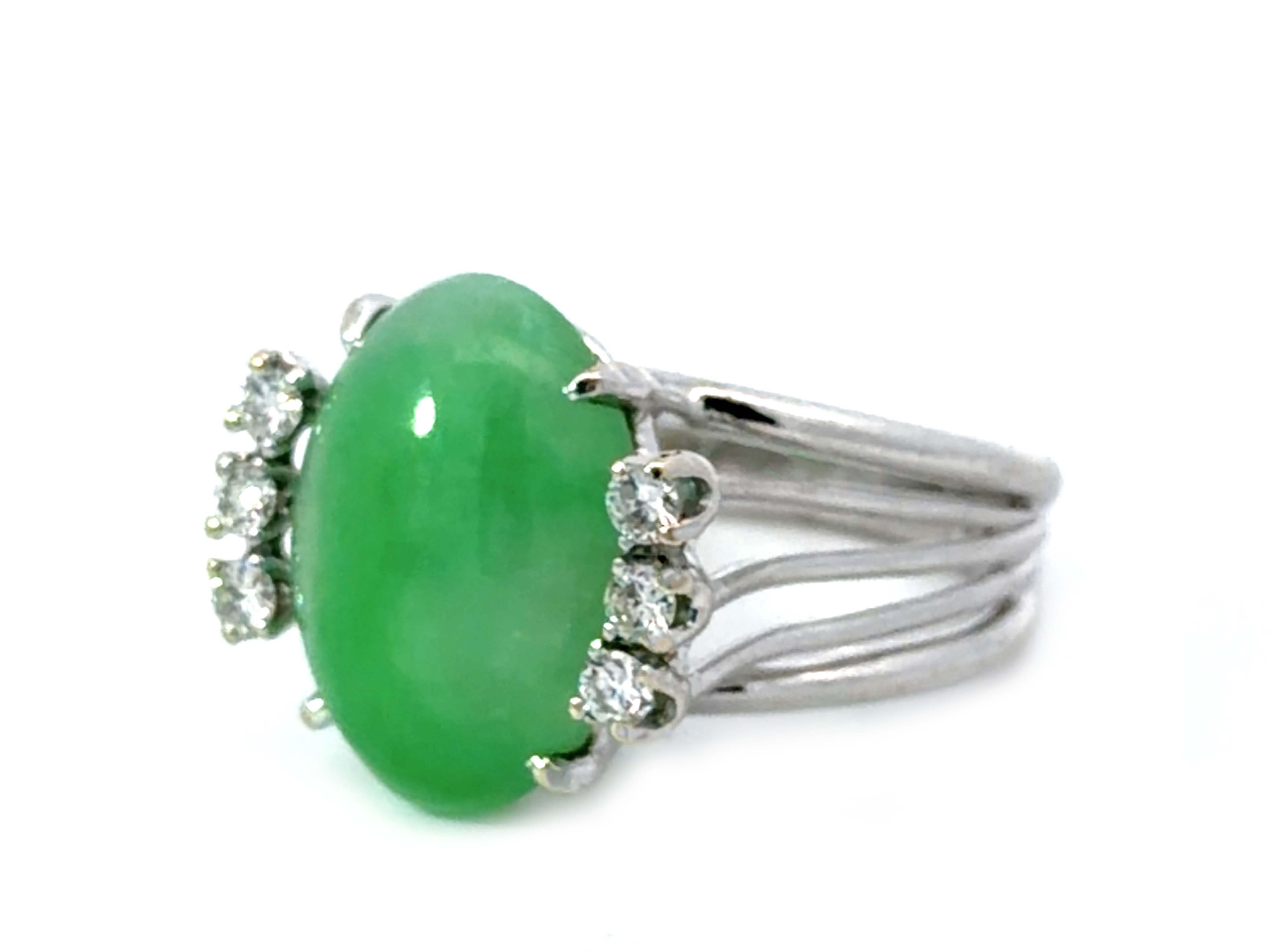Bague ovale en jade cabochon vert et 6 diamants en or blanc 14K Excellent état - En vente à Honolulu, HI
